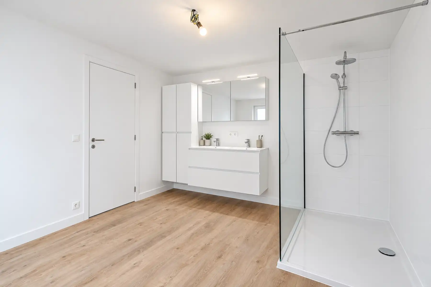 Gerenoveerde woning met 4/5 slaapkamers en tuin foto 11