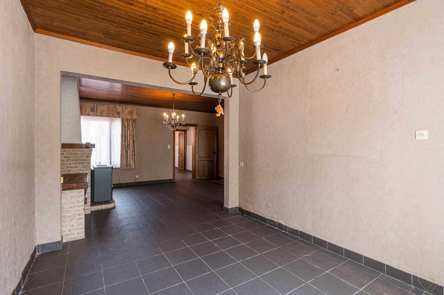 Te renoveren gezinswoning met zonnige tuin op rustige locatie foto 4