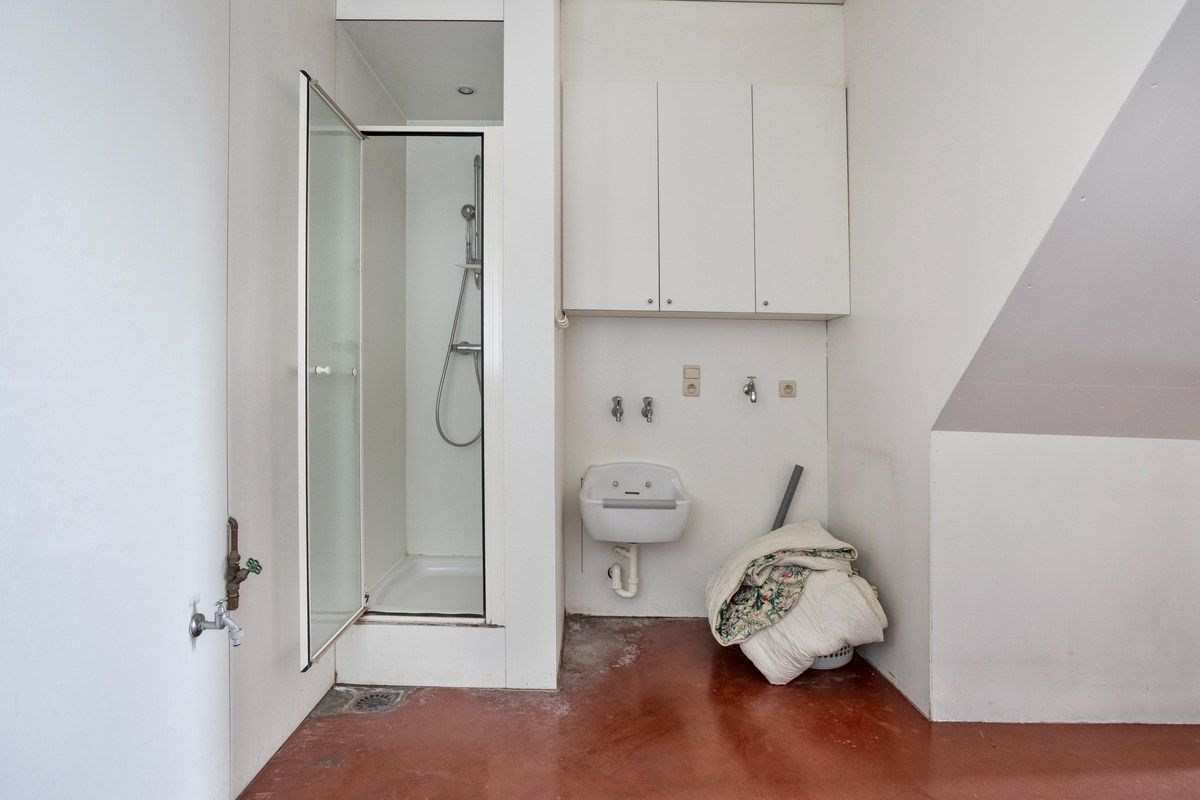 Bijzonder ruime woning met inpandige garage en 3 slks op een perceel van 1218 m². foto 17