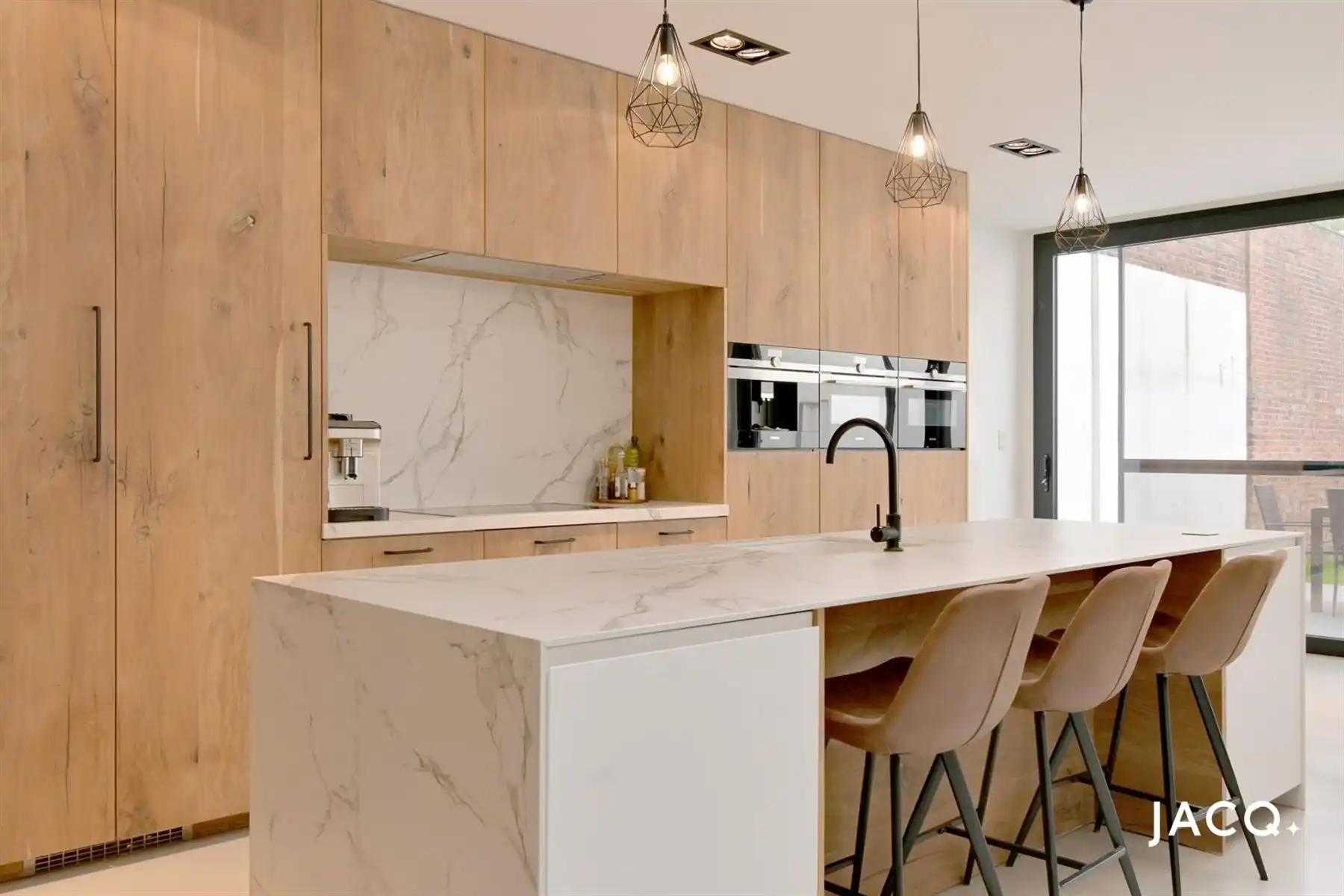 Karaktervolle, volledig gerenoveerde woning te Deurne ! foto 2