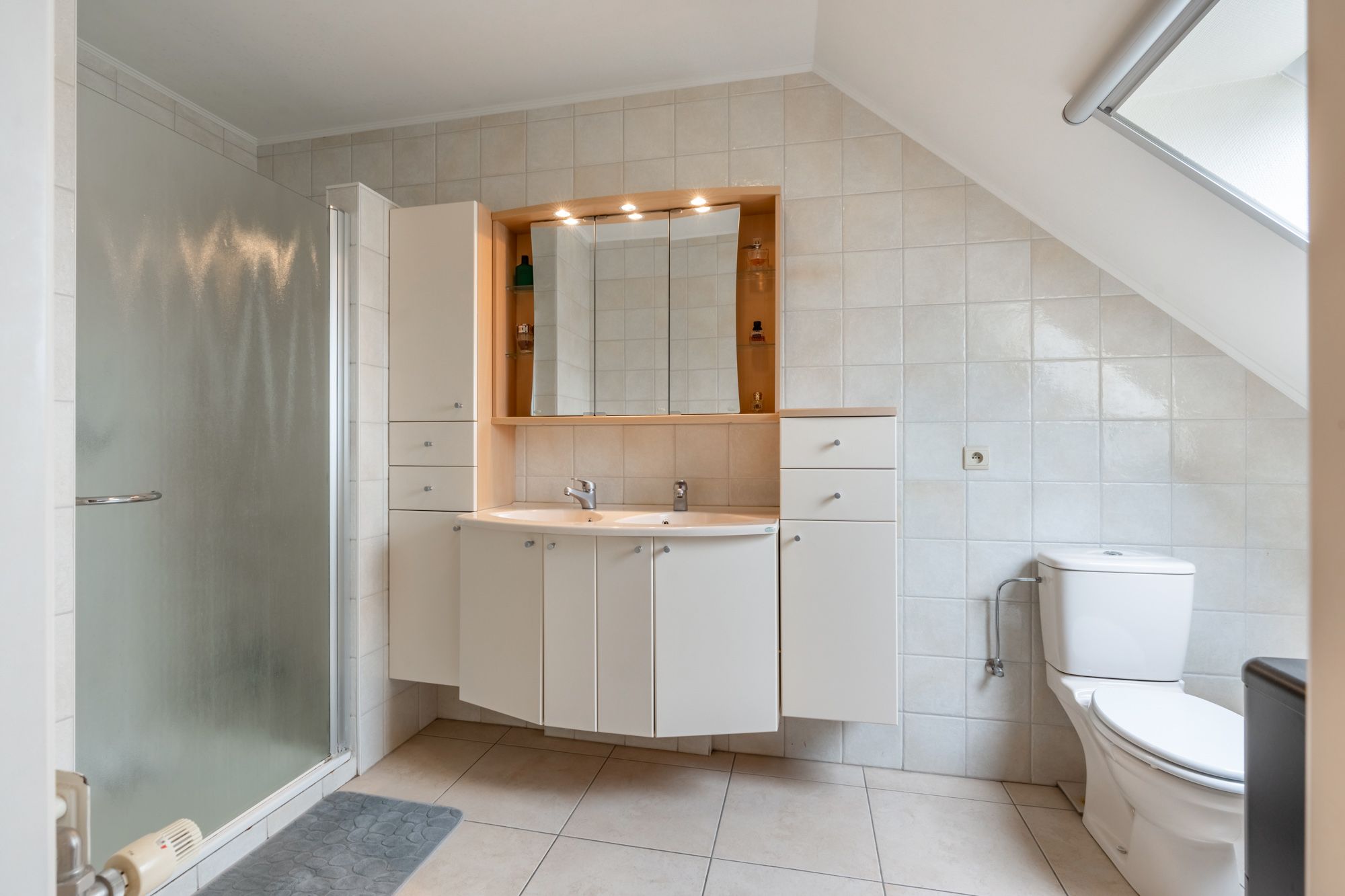 Perfect onderhouden en instapklaar triplex appartement met privatieve inkomhal, aangename woonkamer, praktische keuken, 2 ruime slaapkamers en fijn zonneterras! Het appartement is rustig gelegen vlak aan het centrum van Peer. foto 29