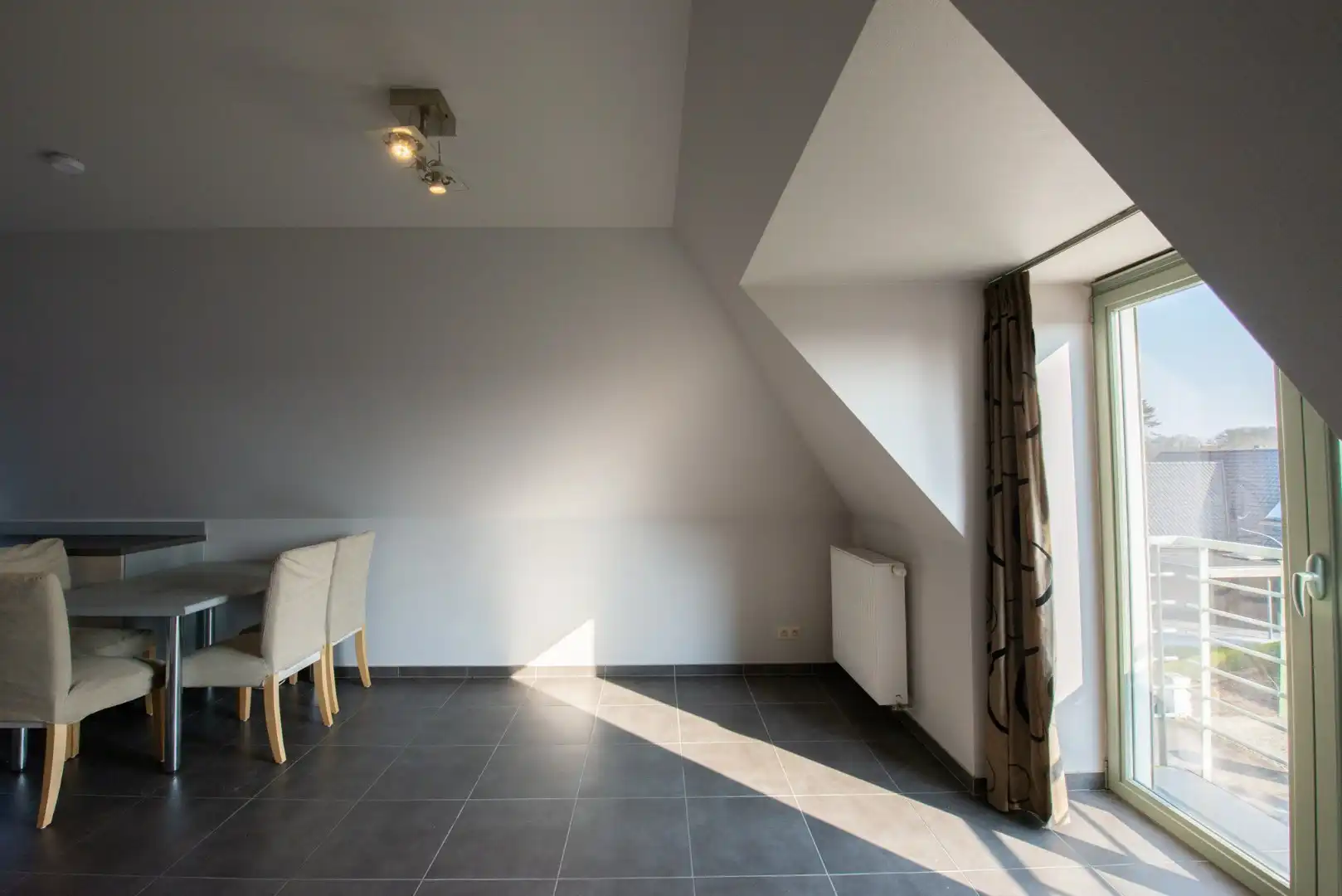 Gezellig 1 slpk dakappartement met staanplaats op centrale ligging te Sint-Joris foto 3