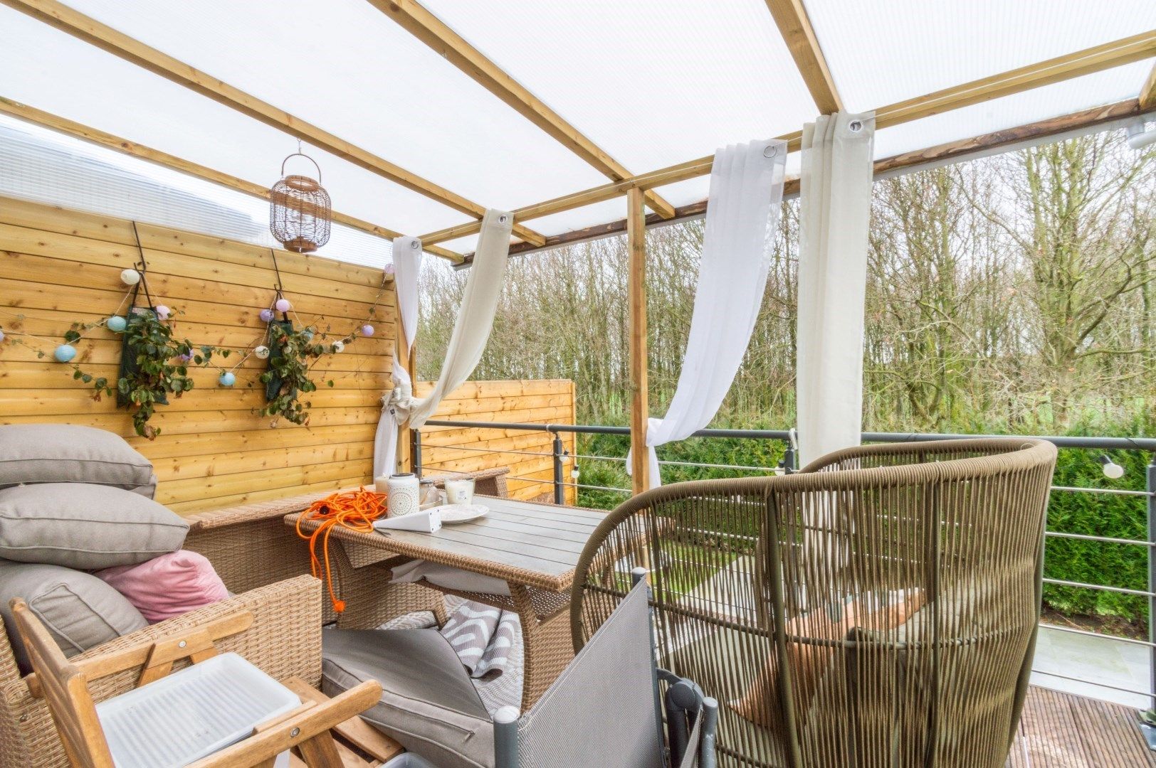 Ruime en gerenoveerde woning met 4 slaapkamers + garage! foto 9