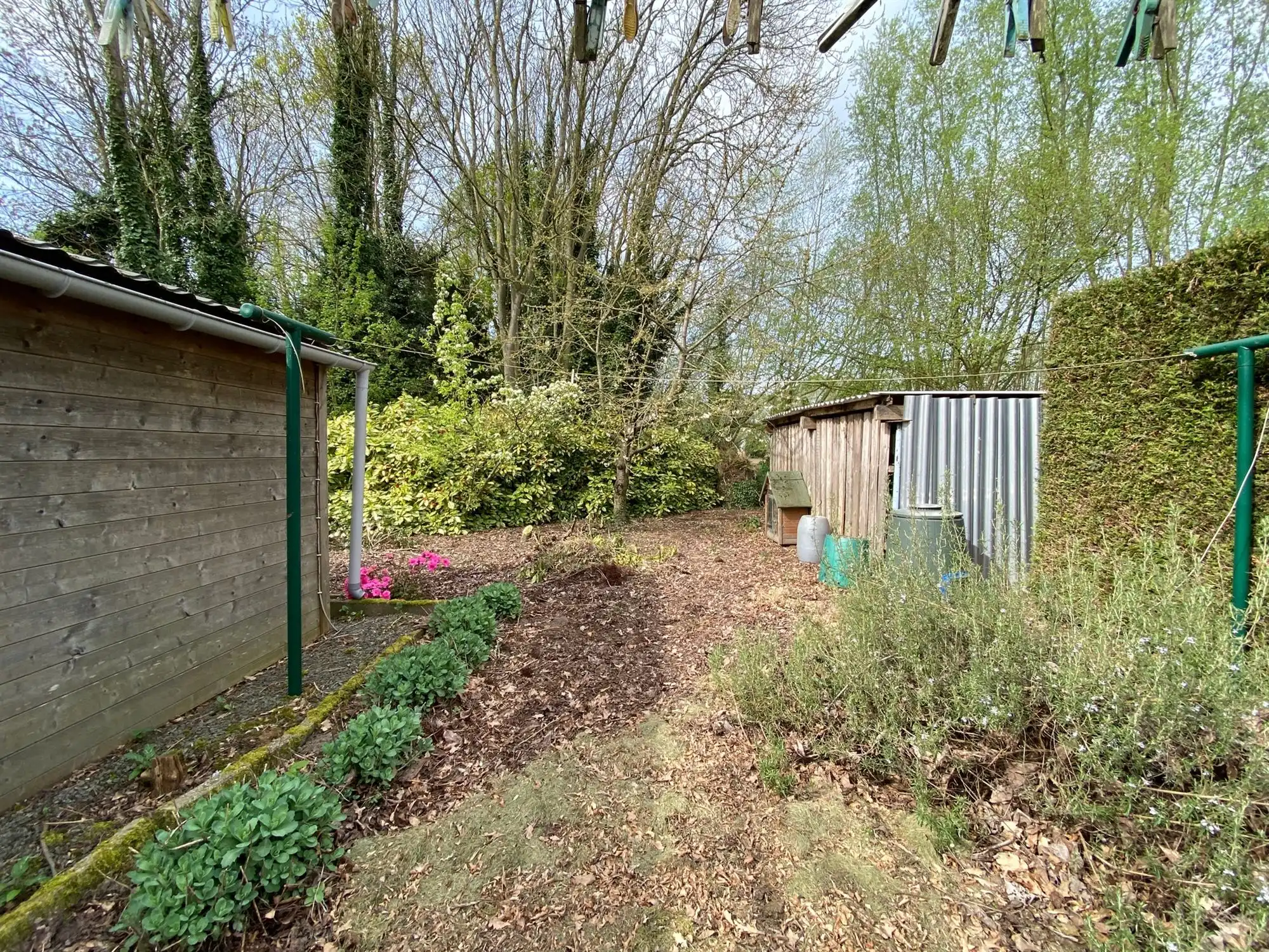 Charmante open bebouwing met 3 slaapkamers, grote garage en zonnepanelen foto 25