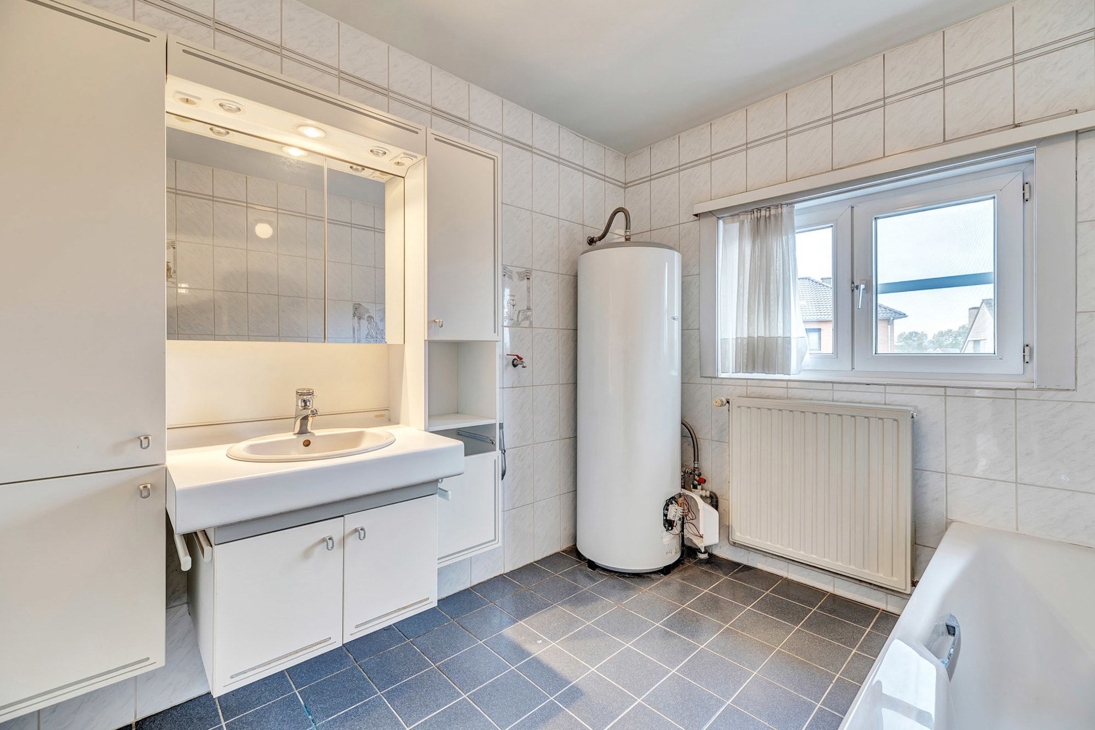 Halfopen bebouwing met garage te koop in Meerbeke! foto 14