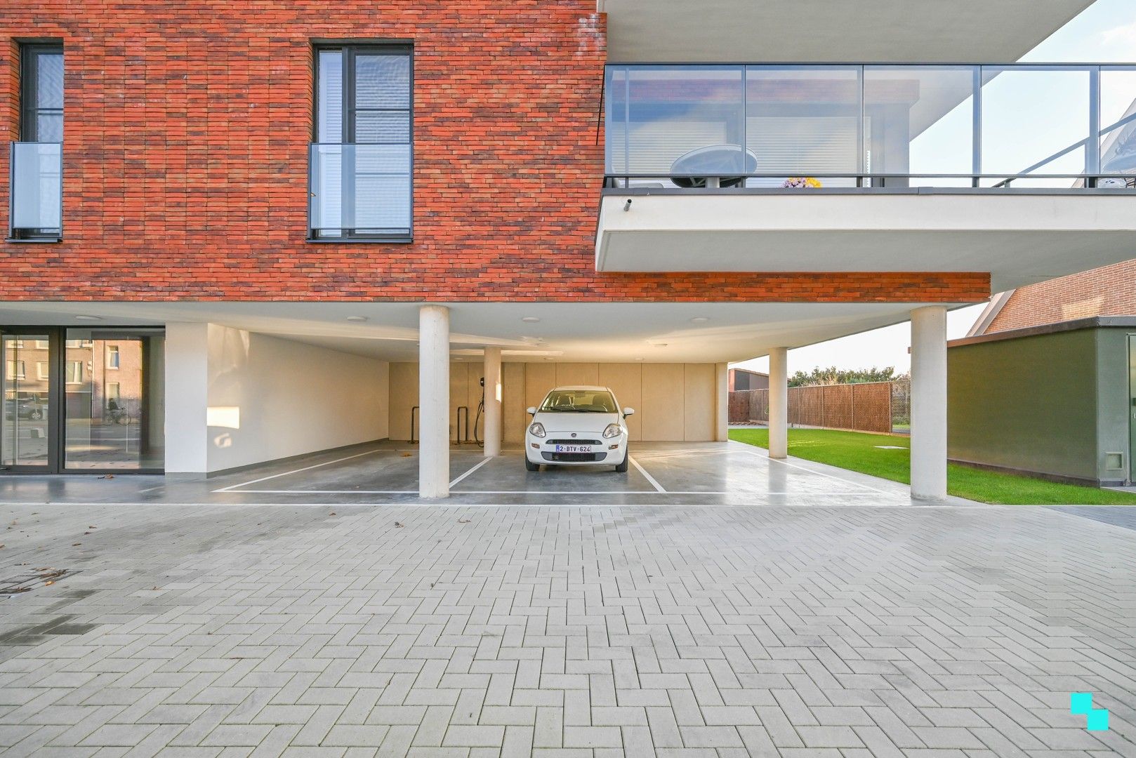 hoekappartement met aangenaam terras foto 24