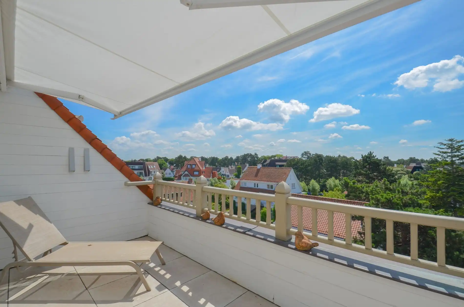 Stijlvol duplexappartement met zonnige terrassen en open zicht op de villa’s van het Zoute. foto 2