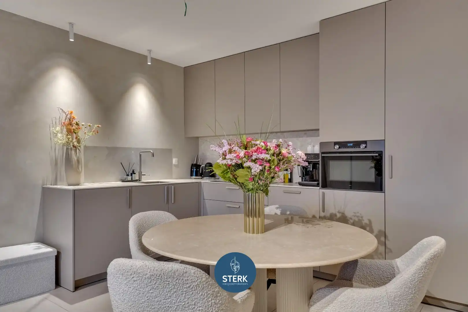 PAND MET 2 APPARTEMENTEN EN HANDELSRUIMTE TE BRIEGDEN-LANAKEN !  foto 7