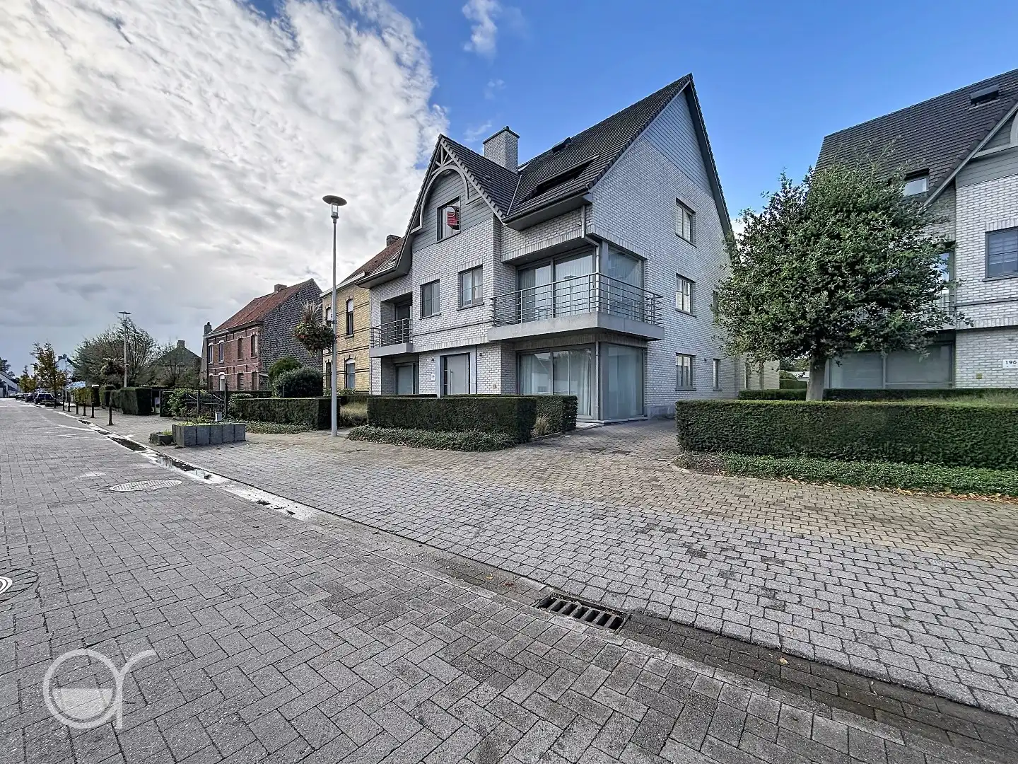 Lichtrijk duplexappartement met 2 slaapkamers, terras, garagebox én staanplaats foto {{pictureIndex}}