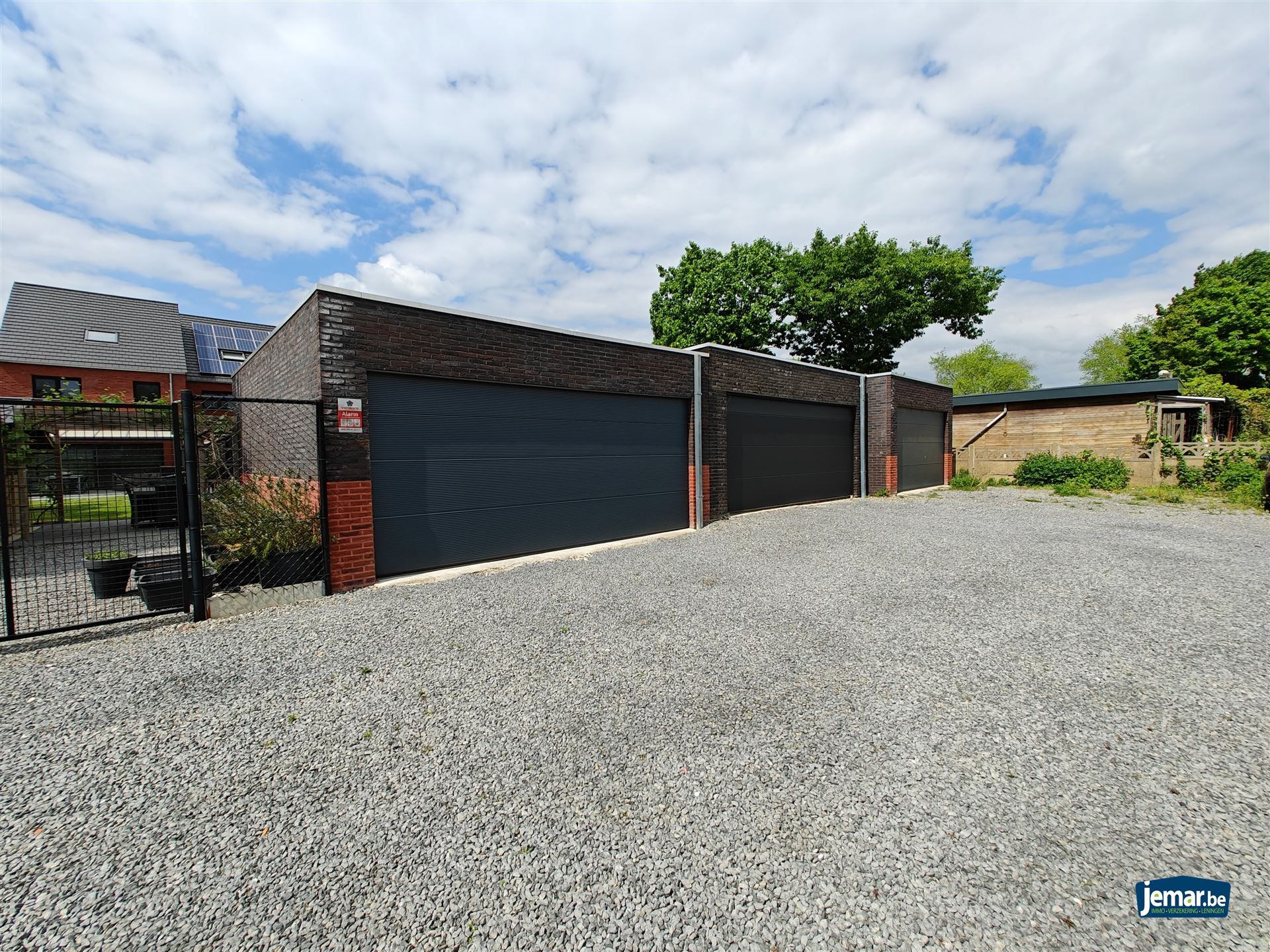Woning met 5 slaapkamers, 2 badkamers en een grote garage foto 4