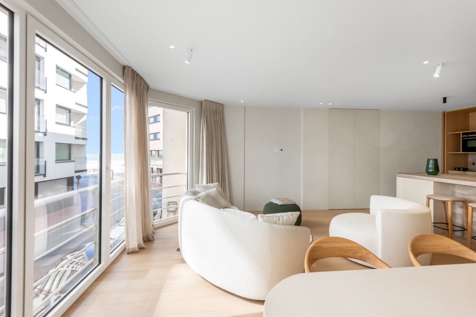 Appartement met zijdelings zeezicht gelegen tussen het Driehoeksplein en het Albertplein in het Zoute. foto {{pictureIndex}}