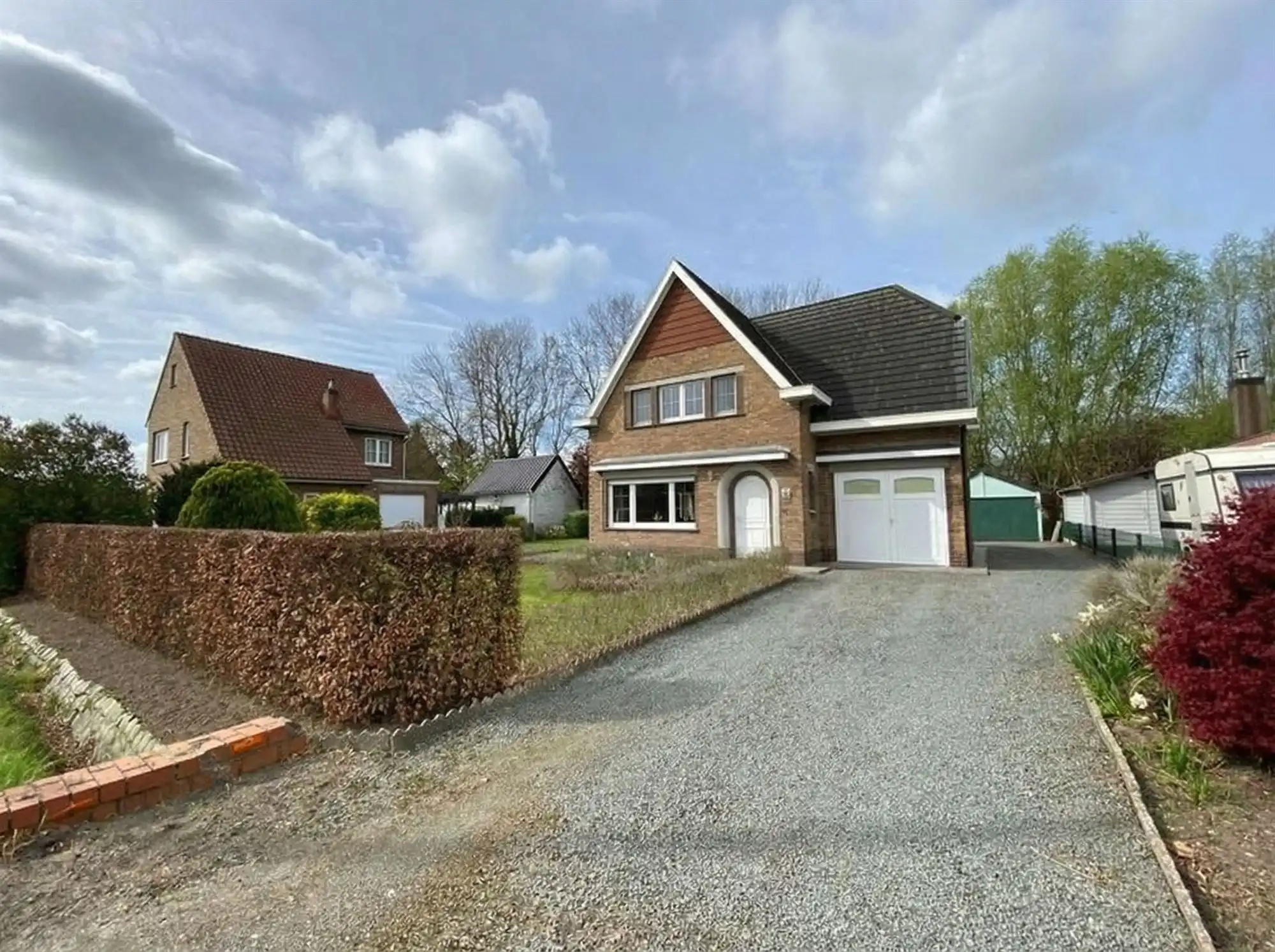 Charmante open bebouwing met 3 slaapkamers, grote garage en zonnepanelen foto 30