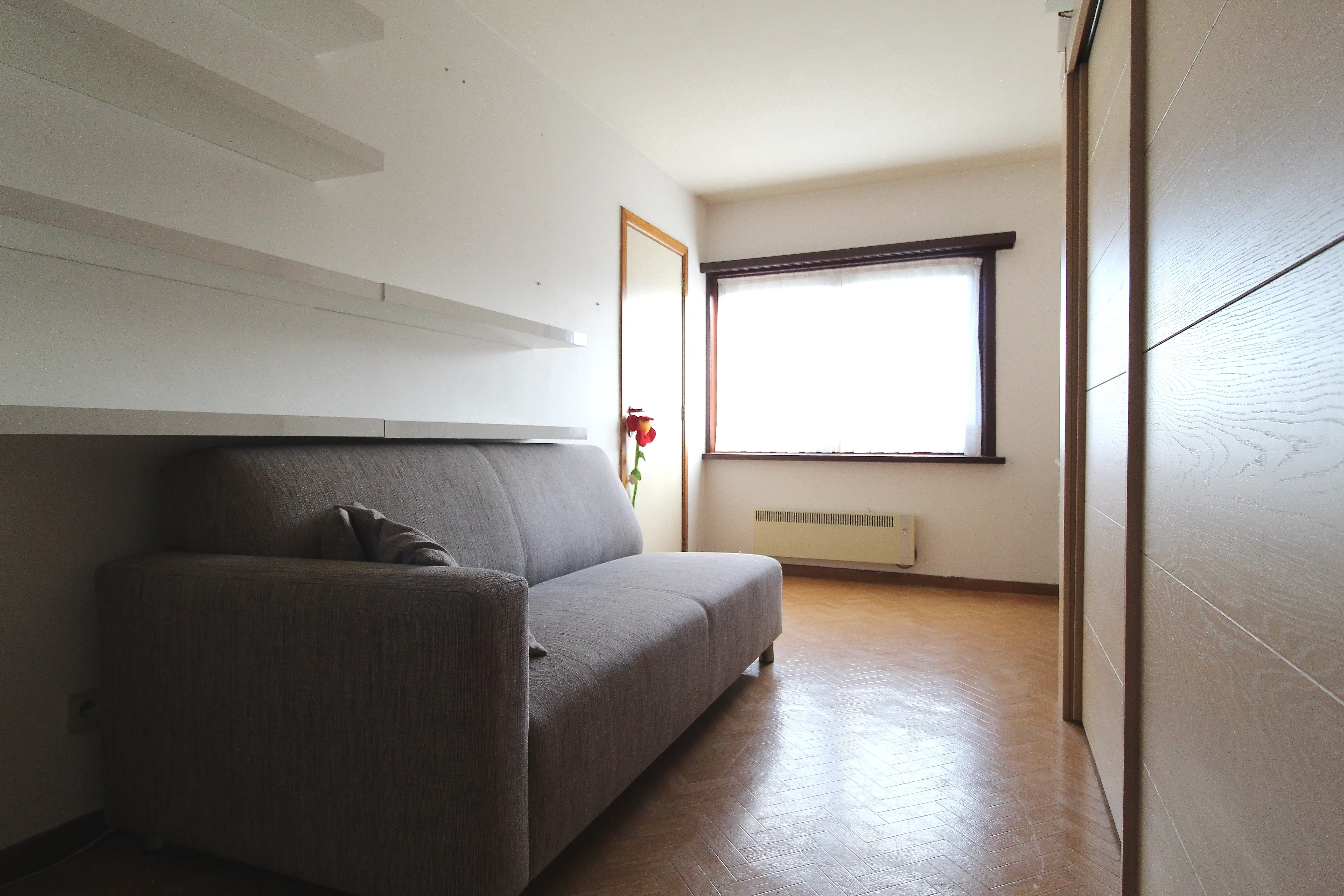 Instapklare, gesloten, bebouwing in residentiële woonwijk foto 14