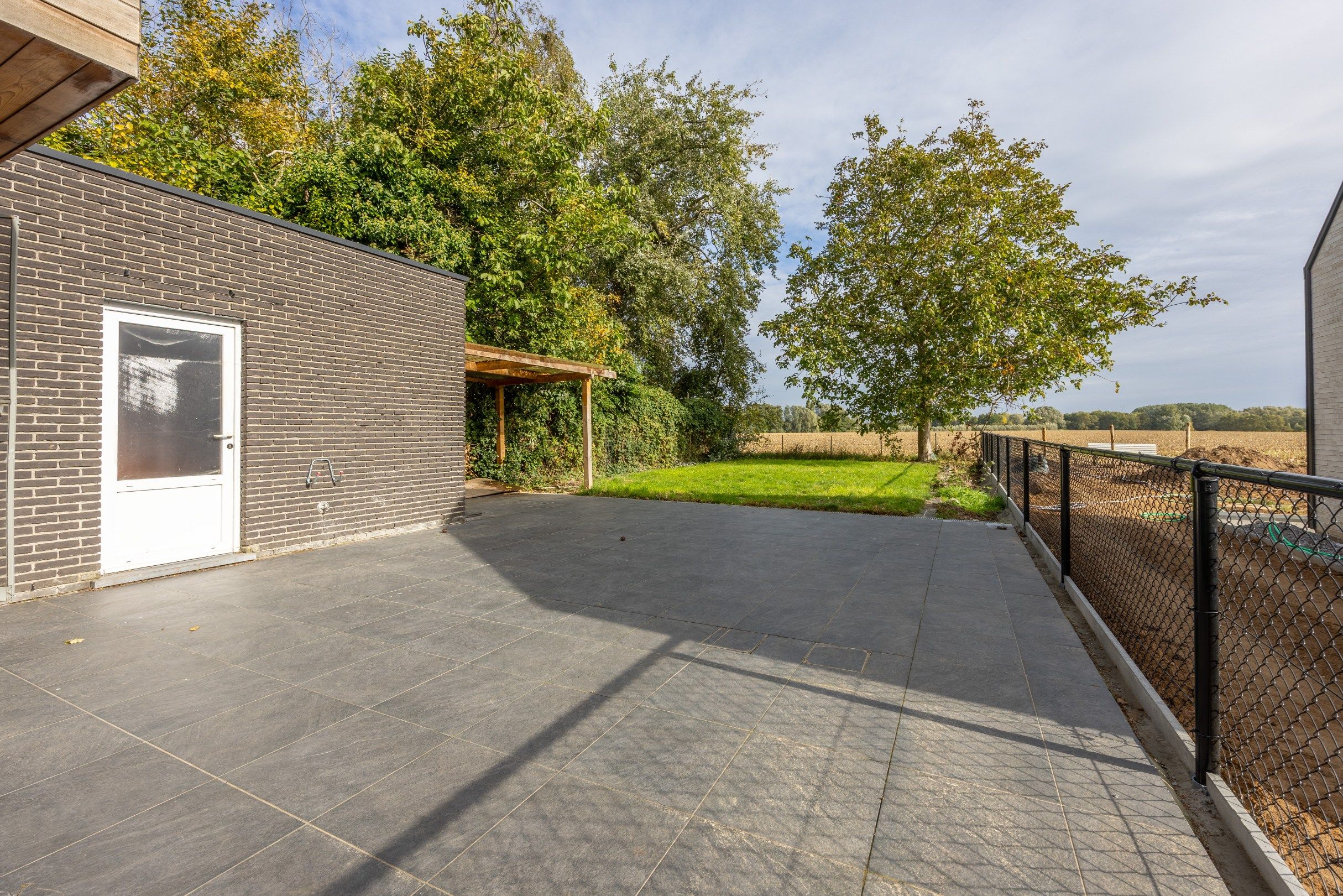 Halfopen woning op TOPLOCATIE met zicht op groen.  foto 2