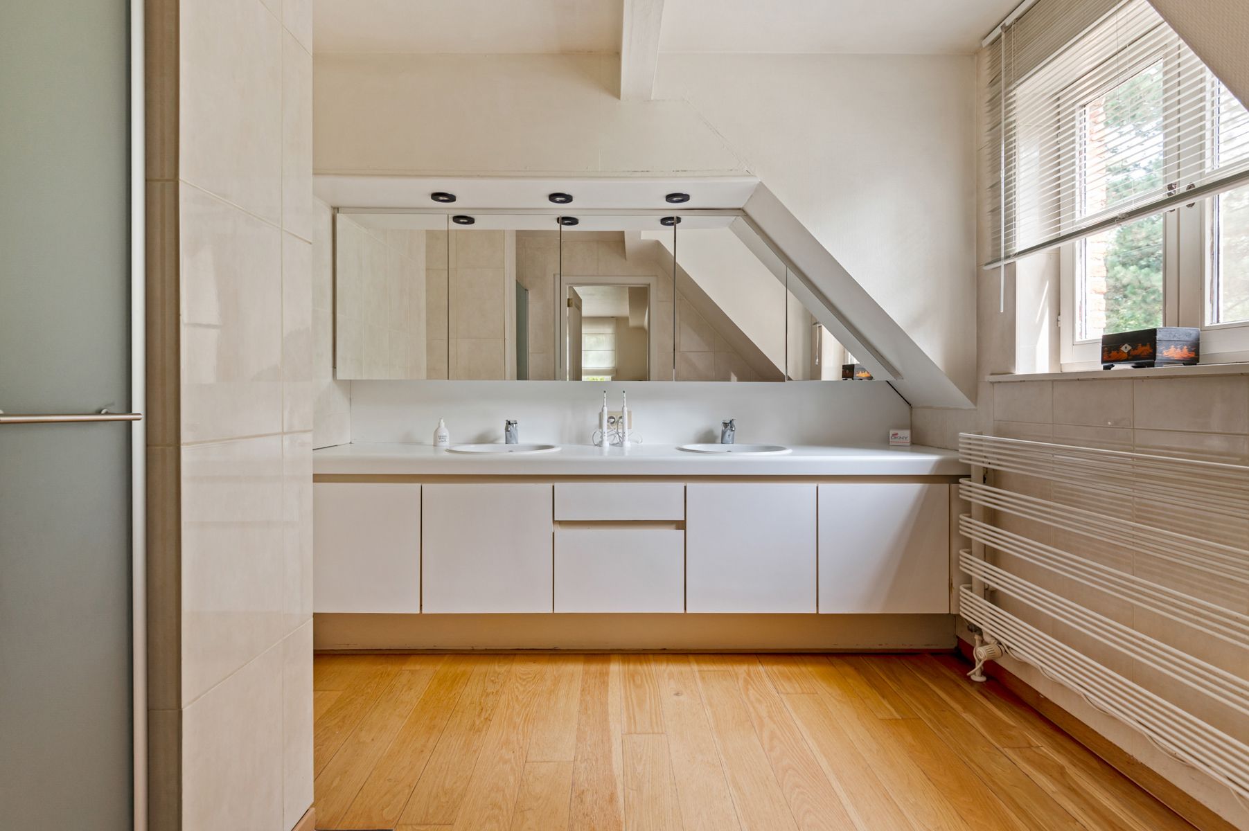 Ruime villa met aparte praktijkruimte op ca. 2.168 m2. foto 22