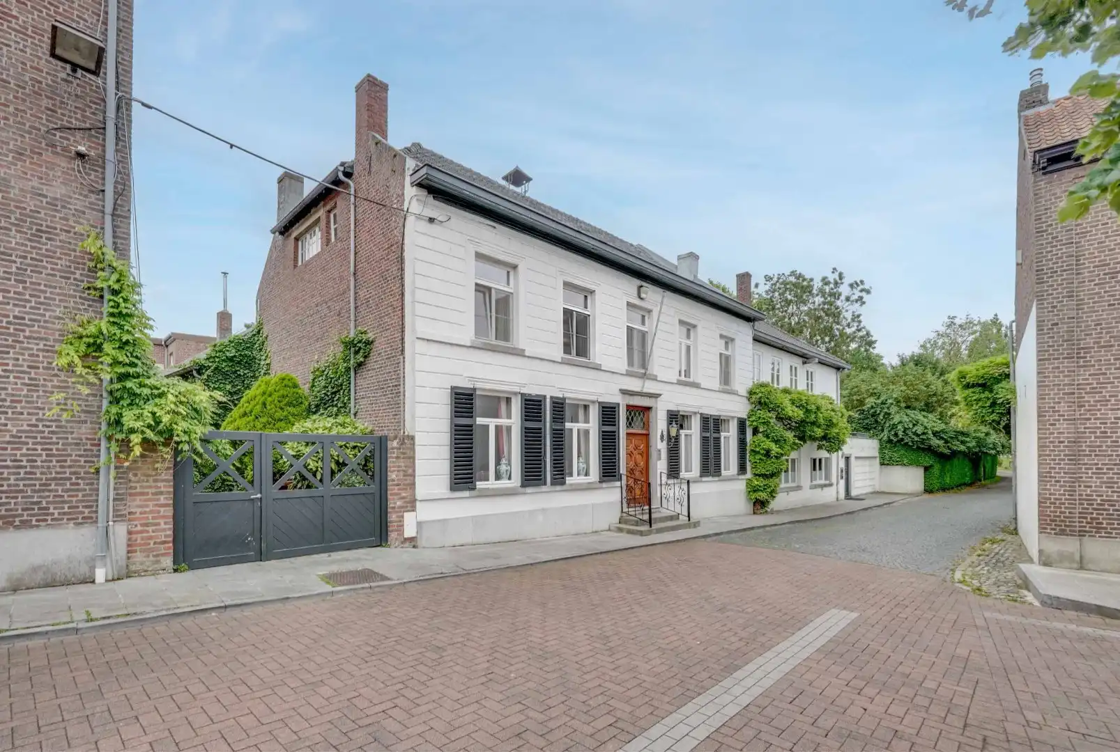 HISTORISCH HERENHUIS MET PARKTUIN OP 1HA 21A 94CA IN HET HART VAN OUD-REKEM ! foto {{pictureIndex}}