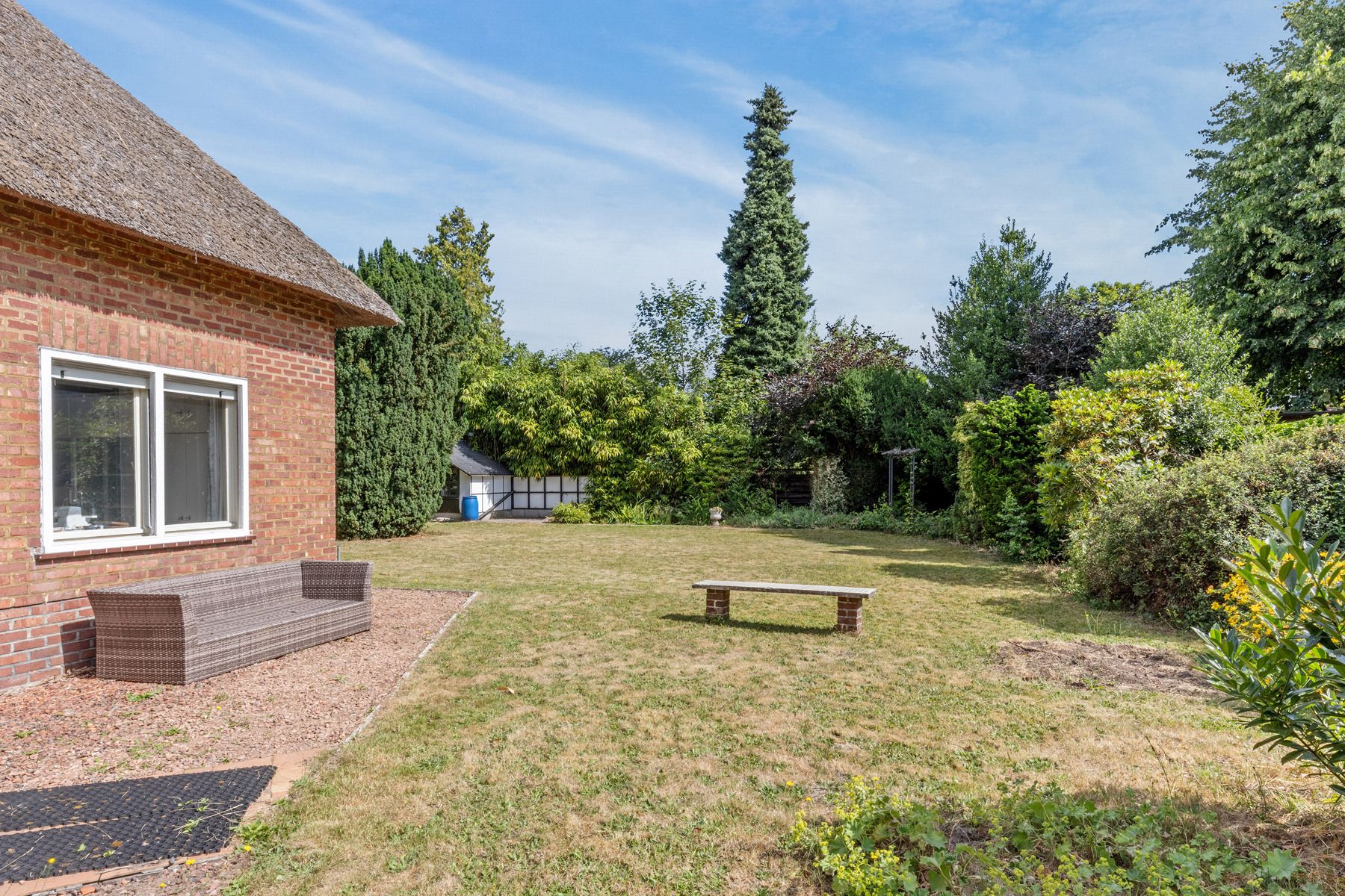 Geheel te renoveren / te slopen woning in residentiële wijk foto 18