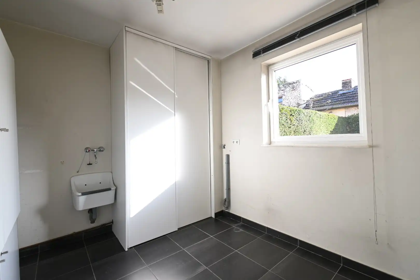 Degelijk 2-slaapkamer gelijkvloersappartement met autostandplaats + in hartje Bilzen foto 11