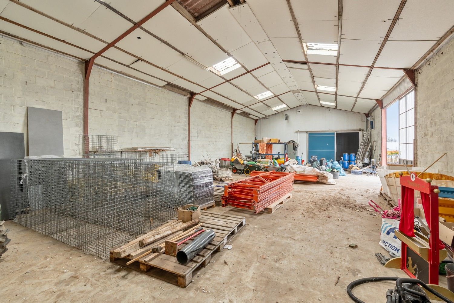 Te renoveren woning met loodsen op rustige locatie! foto 19