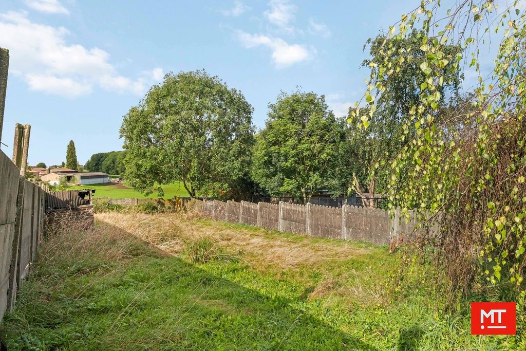 Te renoveren woning met 4 slaapkamers, tuin en garage in de dorpskern van Wijtschate foto 2