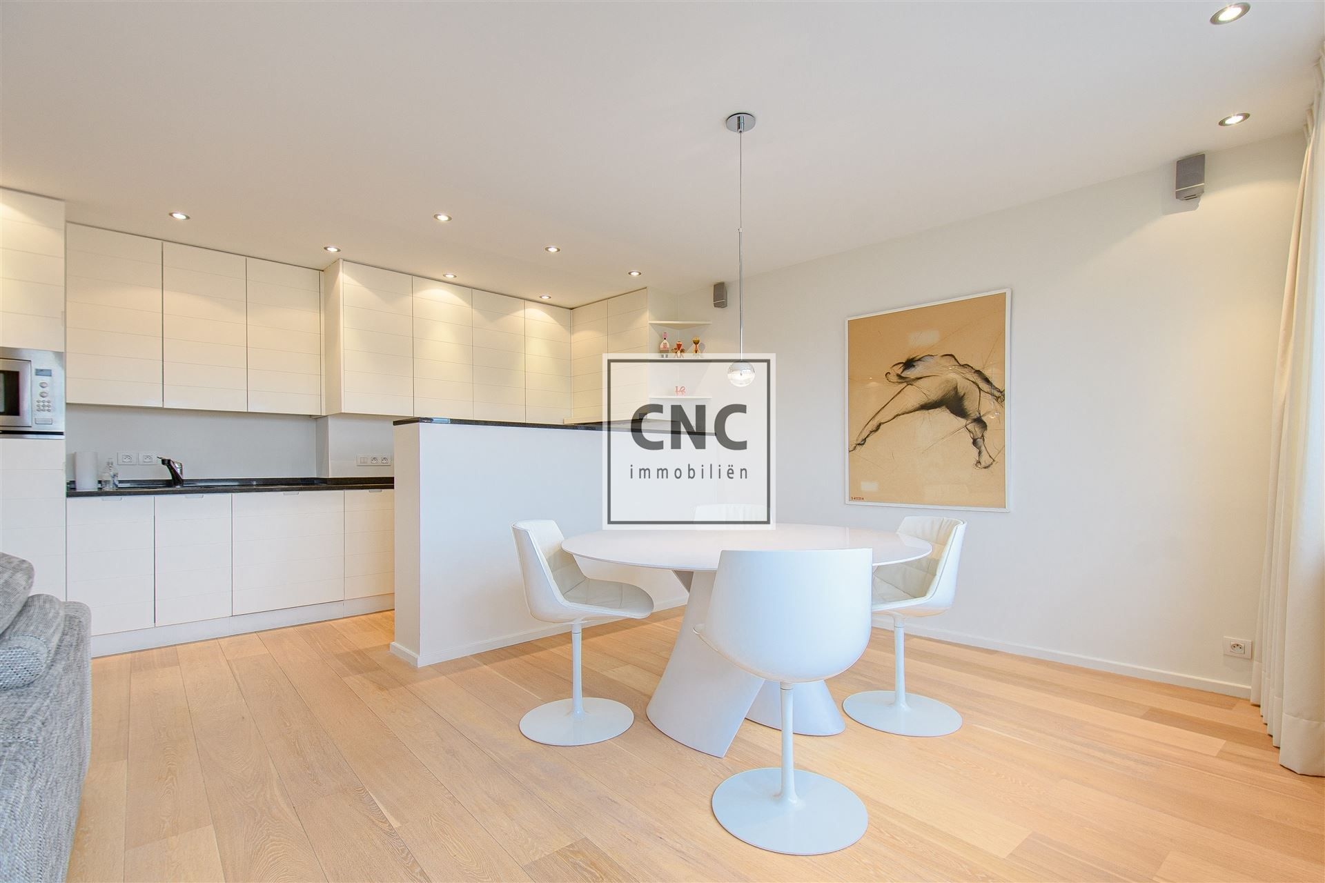 Ruim en lichtrijk appartement met zonnig terras op toplocatie in Knokke. Rustig gelegen in een karaktervolle residentie met prachtig open zicht op groen en de typische Zoute-villaatjes. foto 14