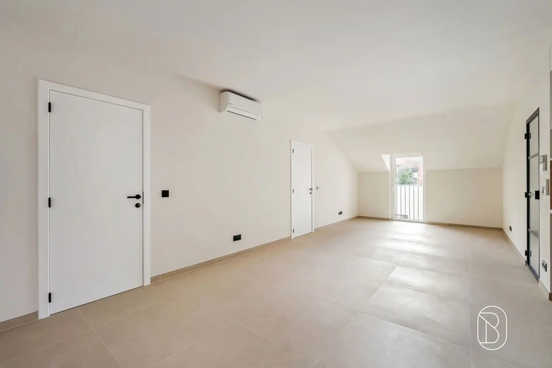 Instapklaar tweeslaapkamerappartement in hartje van Rumbeke foto 3
