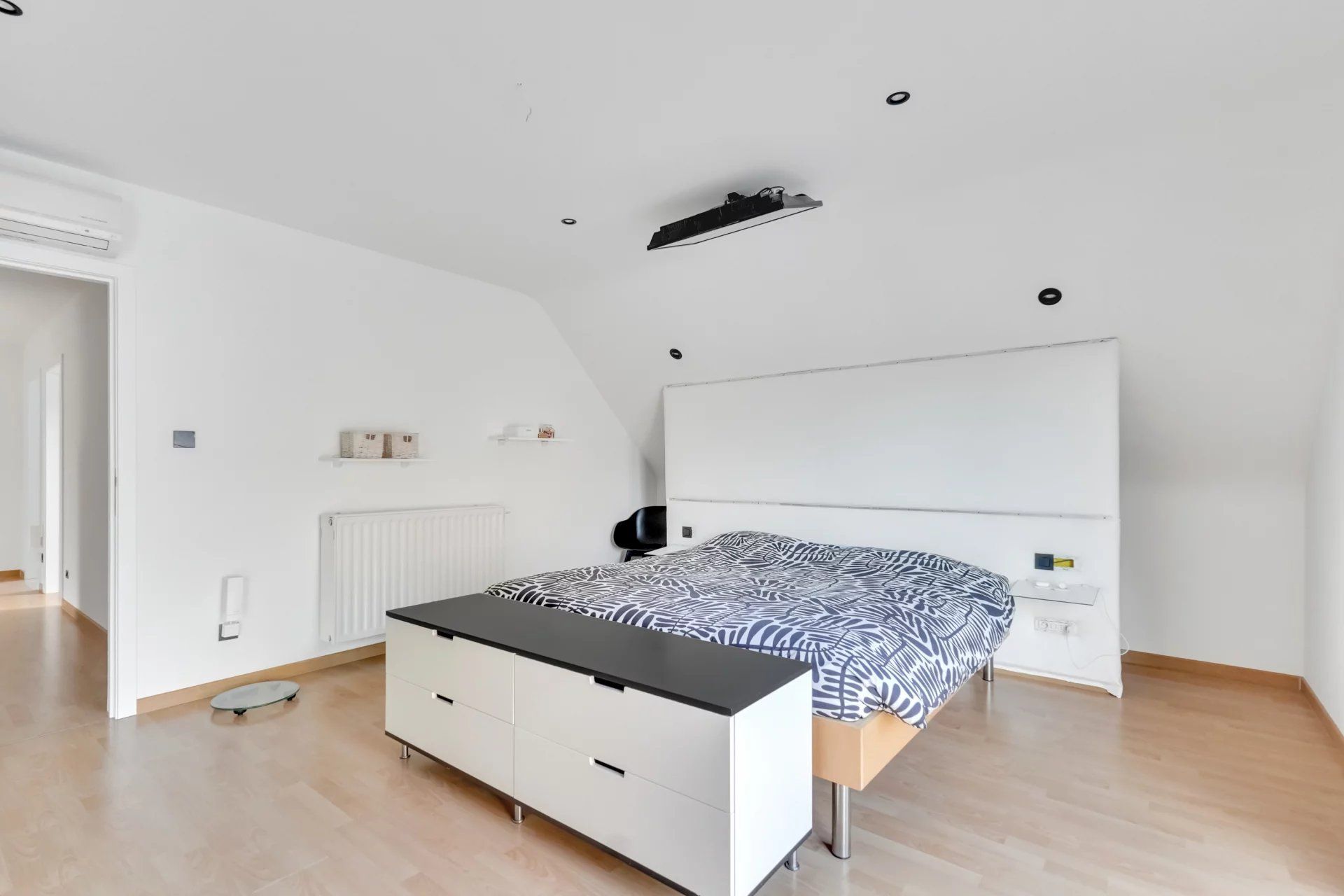 Ruime woning met zwembad op mooi groot perceel foto 23