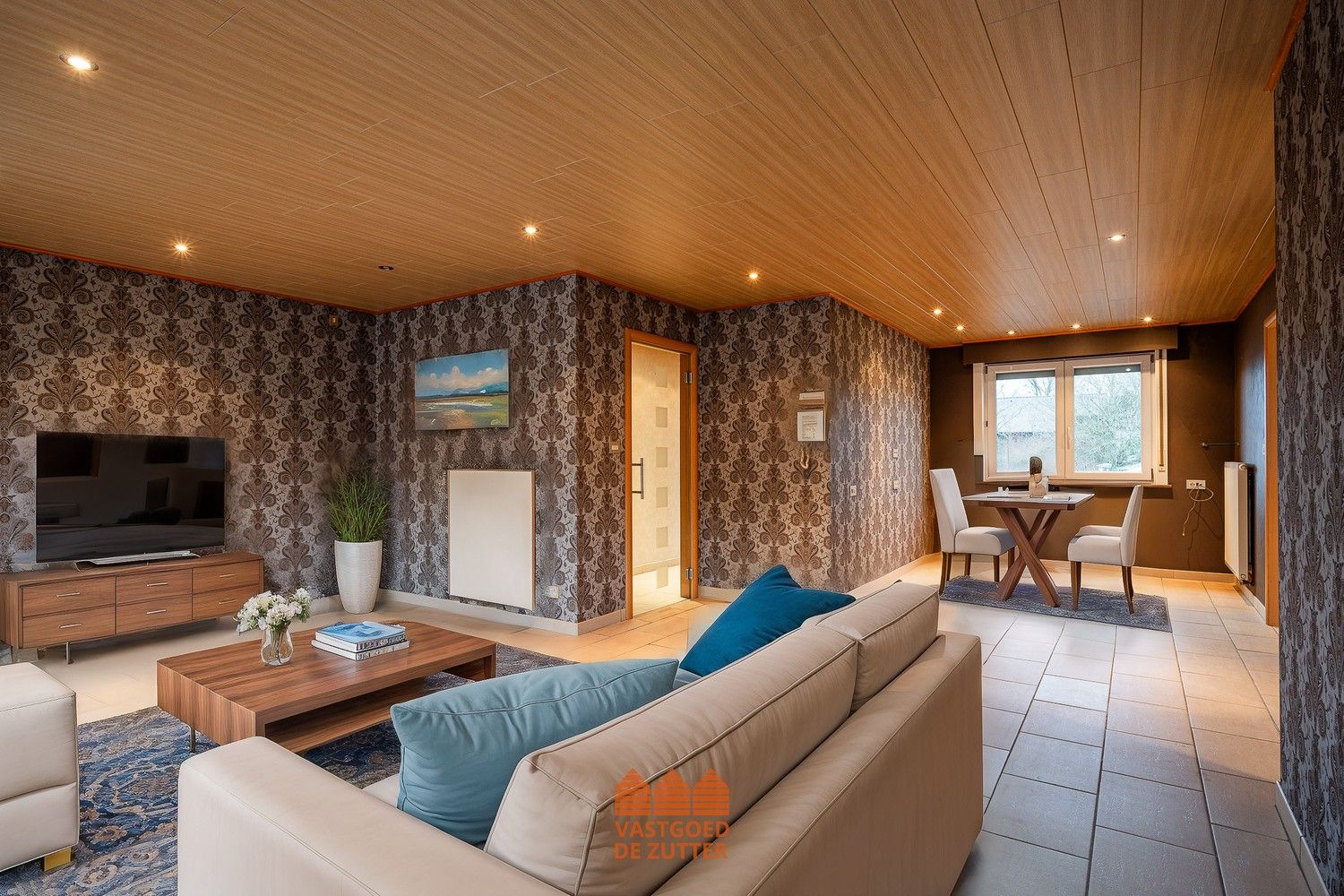 Ruime woning met garage en verhuurde studio foto {{pictureIndex}}