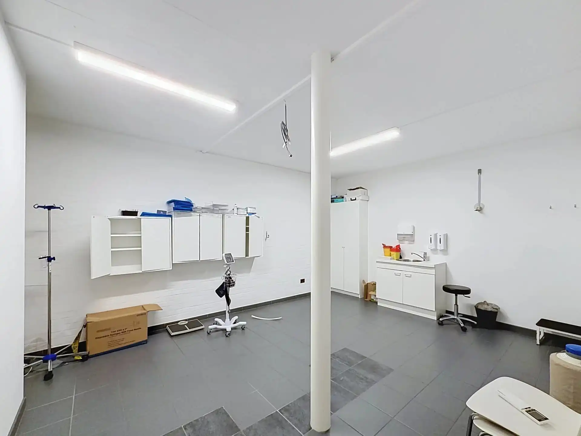Ruime handels- en praktijkruimte van 170 m² te huur in Mol foto 14