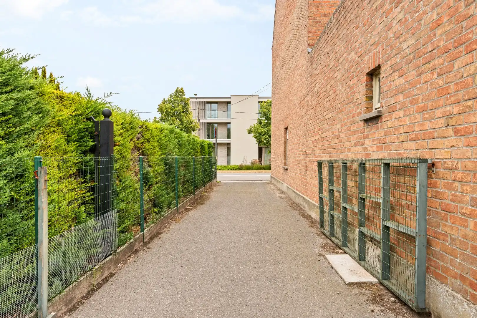 Opbrengsteigendom bestaande uit 2 ruime woningen, 3 garage en grond. foto 4