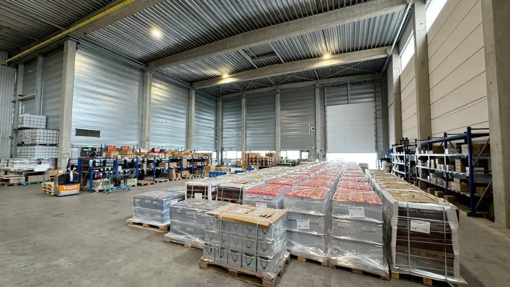 Magazijn met laadkades en kantoor te huur in Malle foto 6