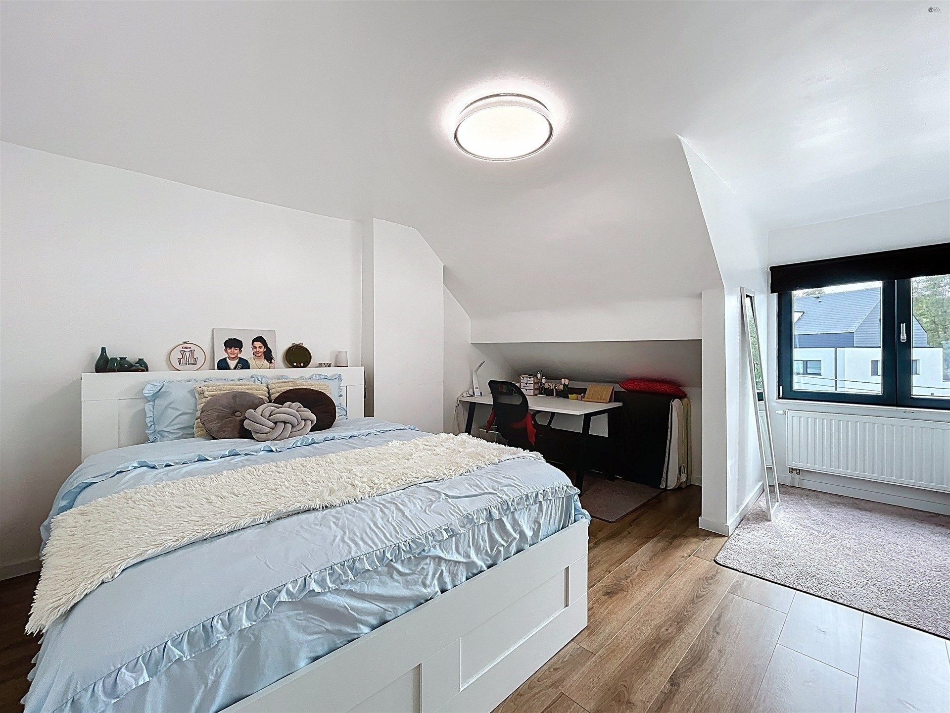 Prachtige instapklare woning met 3 slaapkamers en 3 garages. foto 13