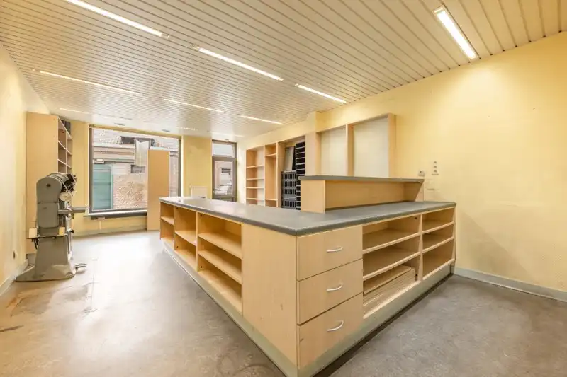 Commerciële ruimte / kantoorruimte in het centrum van Sint-Eloois-Vijve! foto 5