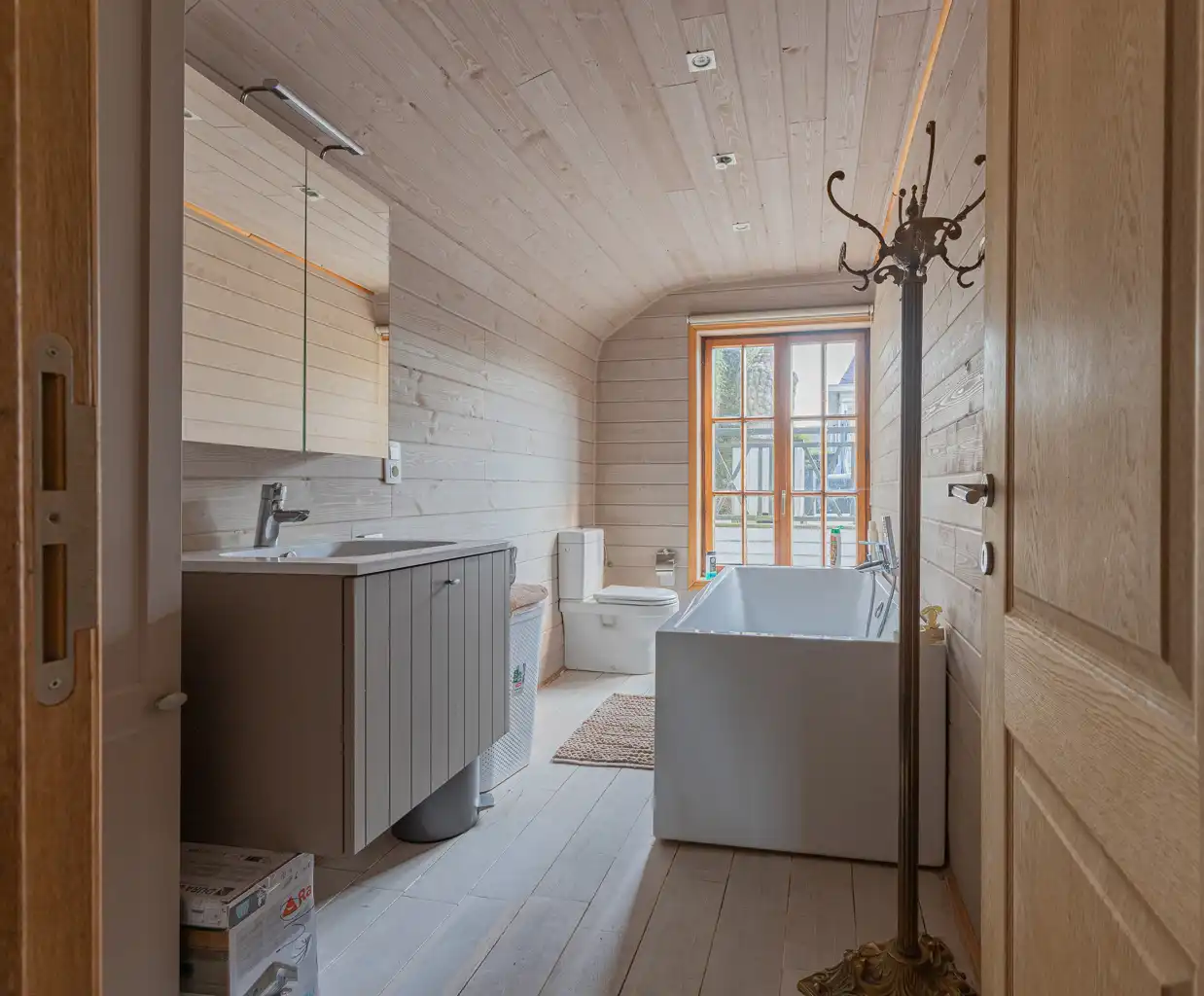 Grote villa op 22a met tuin, garage én bijgebouw foto 24