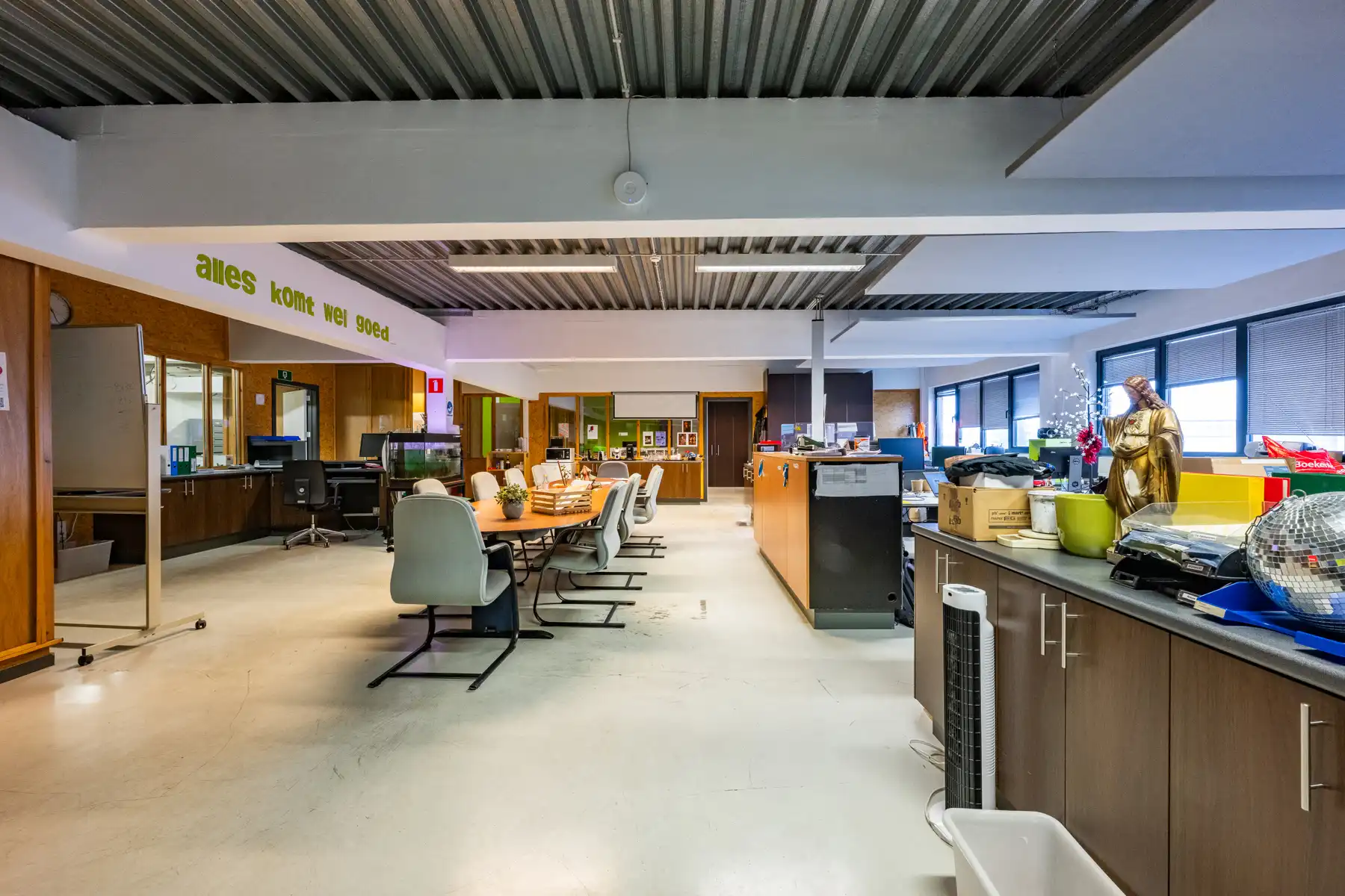 Ruim en veelzijdig bedrijfspand met parking en opslag foto 48