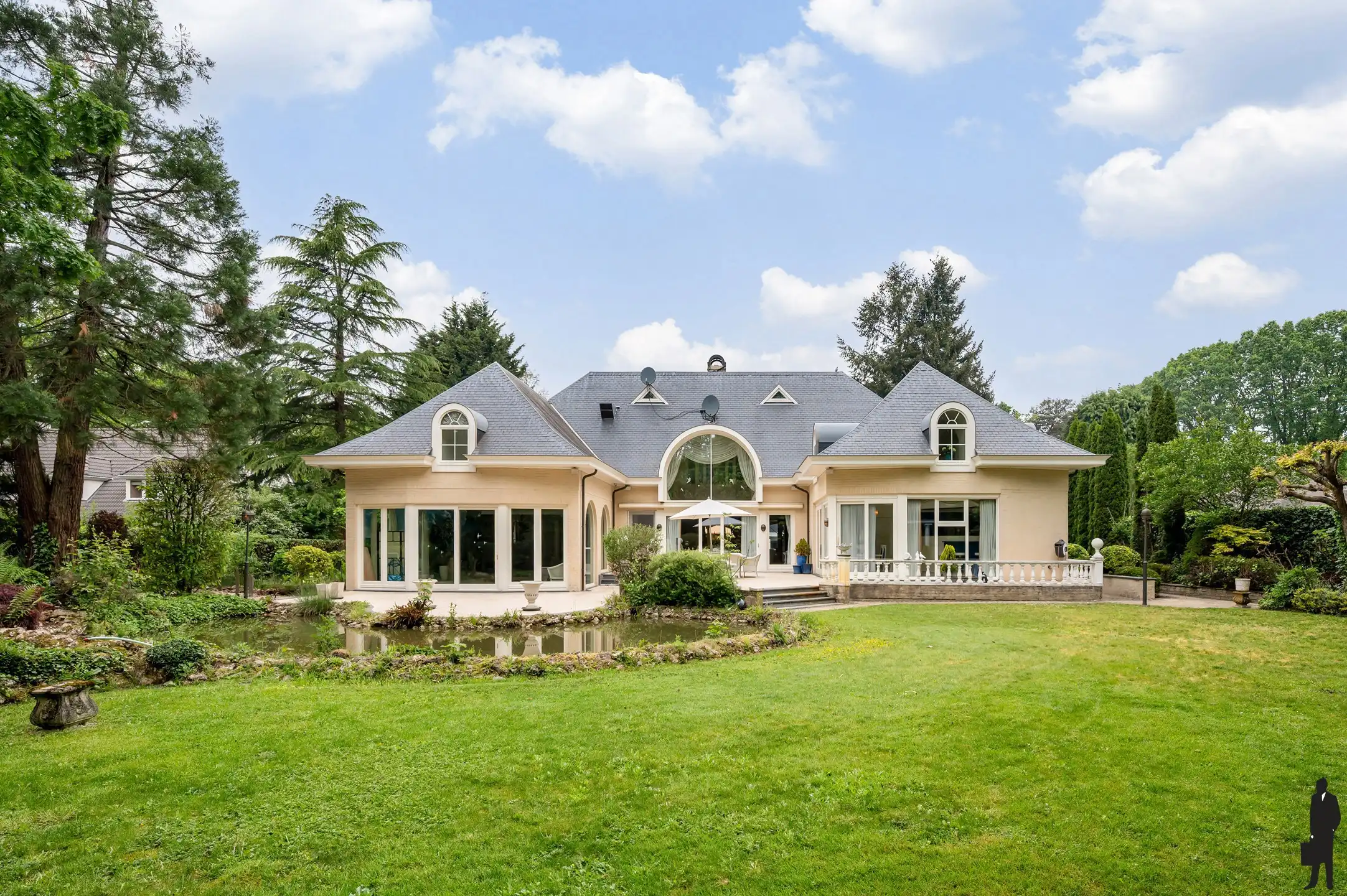 Exclusieve stijlvilla met binnenzwembad, wellness en hoogwaardige afwerking op toplocatie te Essen foto {{pictureIndex}}