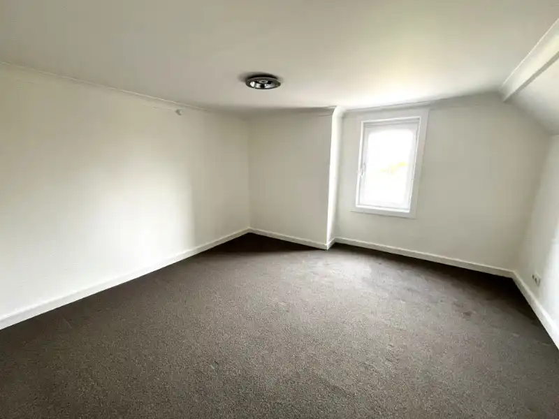 Landelijk gelegen woning met tuin en 3 garages foto 19