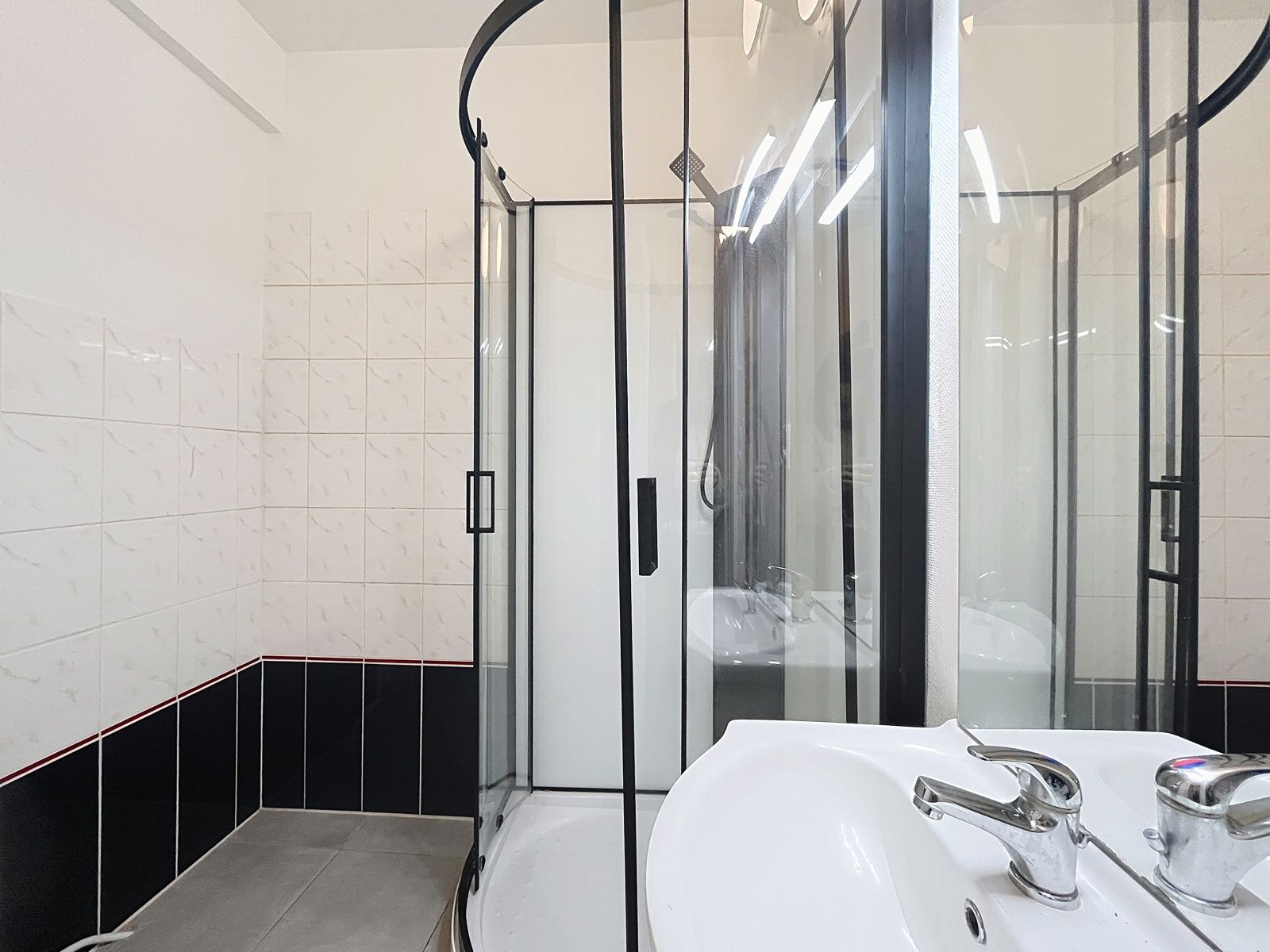 Gelijklvloers app met 2 slpks - garage en gemeenschap tuin foto 8