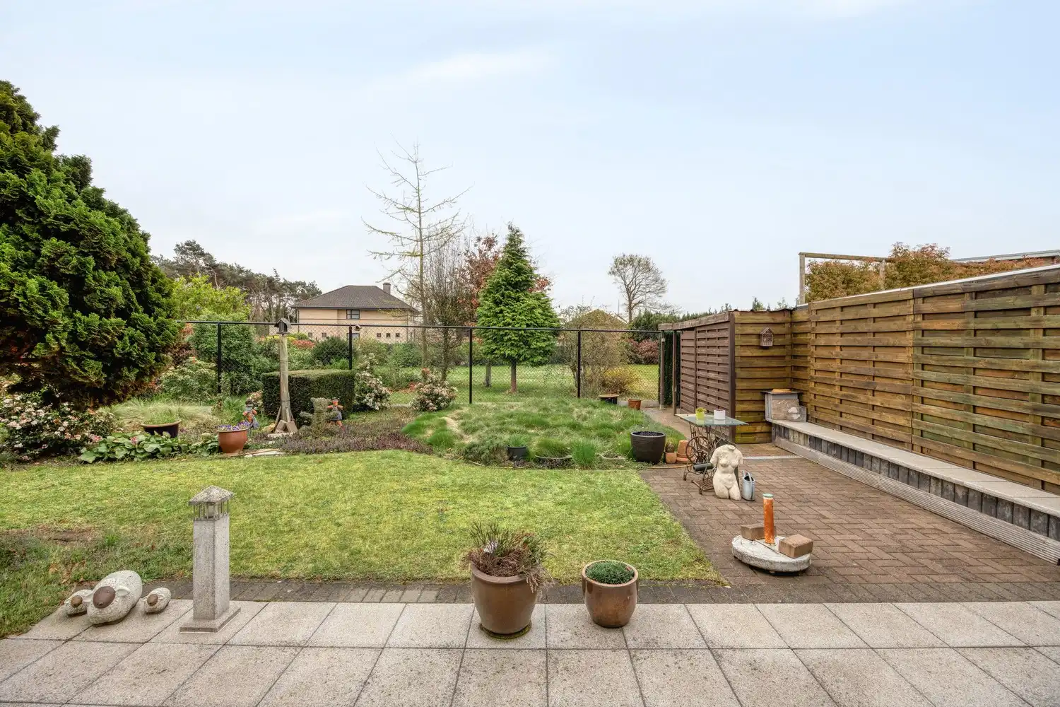 Gezinswoning met 4 slaapkamers en aangelegde tuin in doodlopende straat foto 34