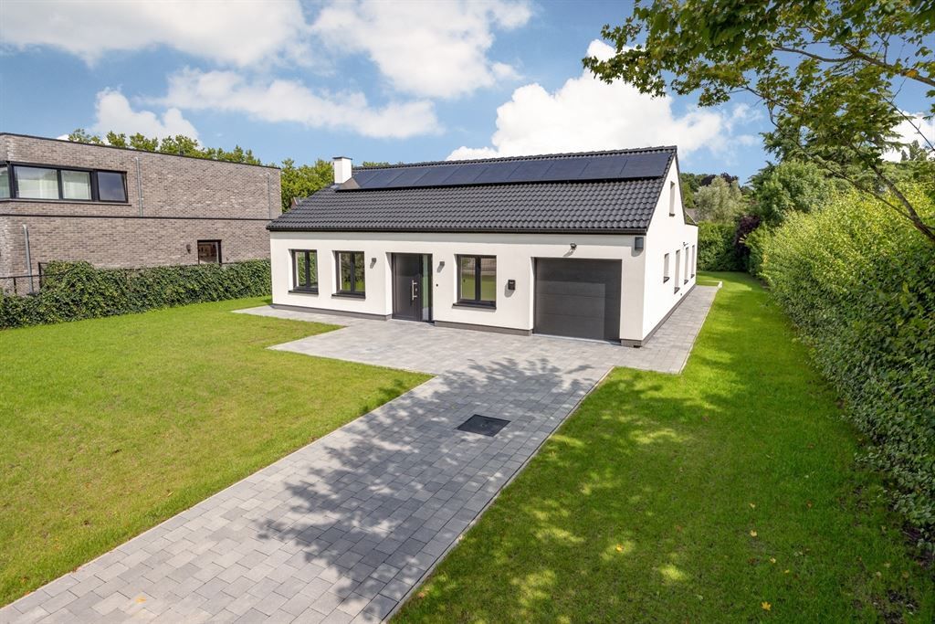 Stijlvol gerenoveerde villa met ruime tuin foto 2