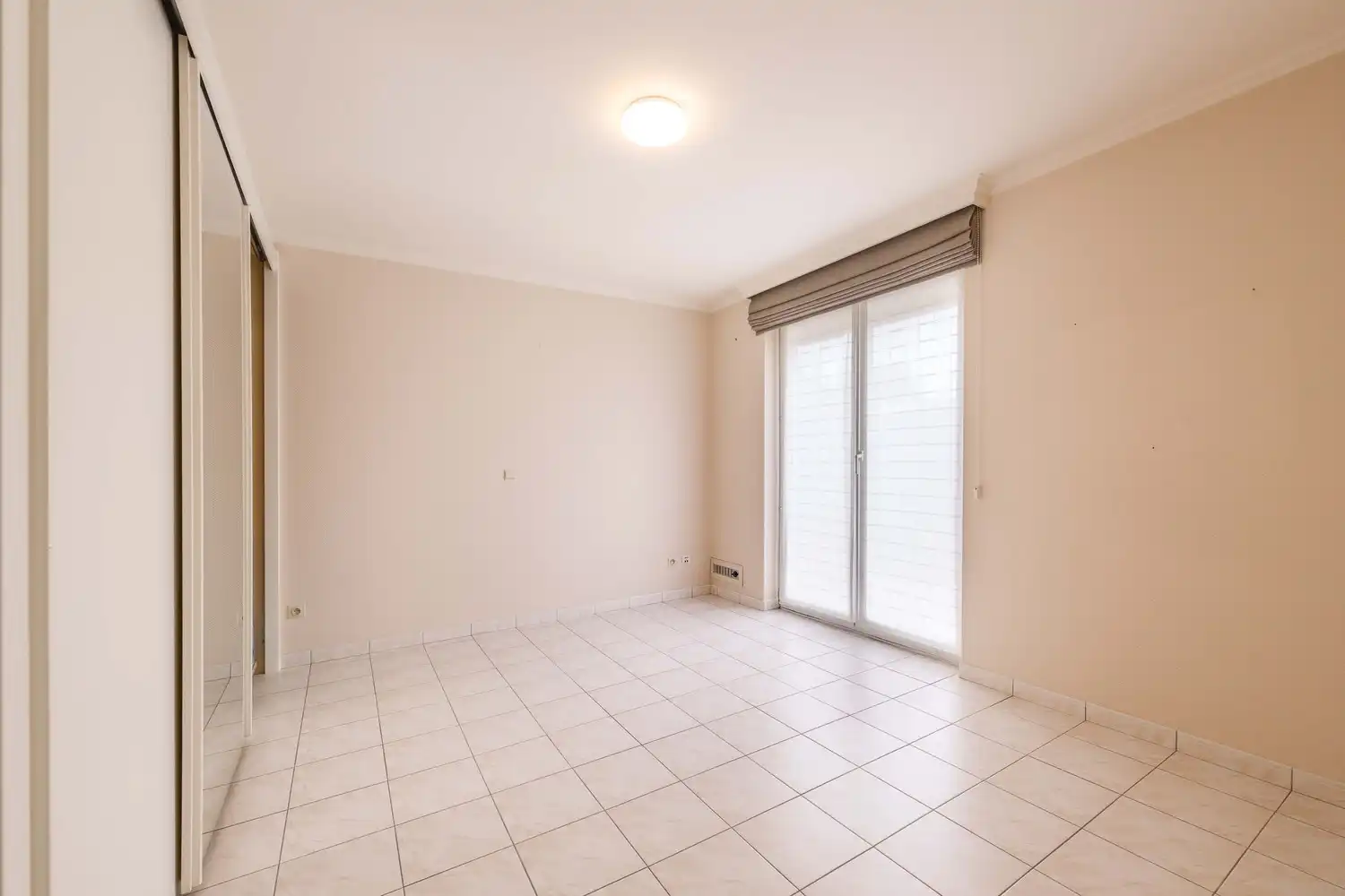 Gelijkvloers appartement met twee garages te Izegem. foto 11