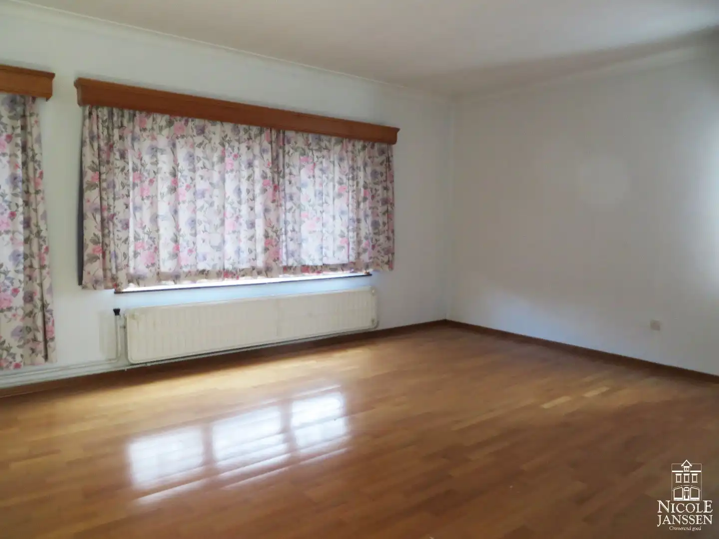 Halfvrijstaande woning met handelsruimte en 5 parkeerplaatsen foto 15