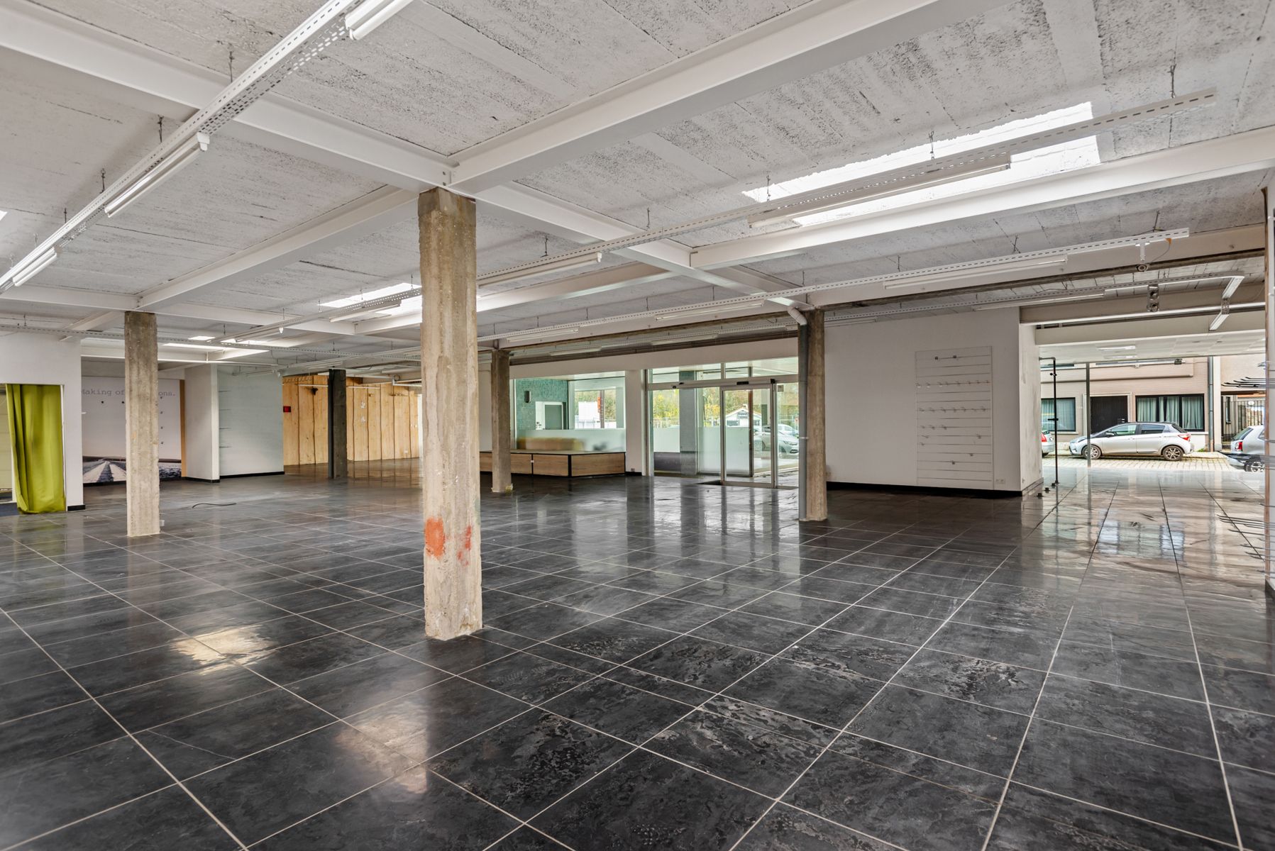 Veelzijdig commercieel pand met woongedeelte foto {{pictureIndex}}