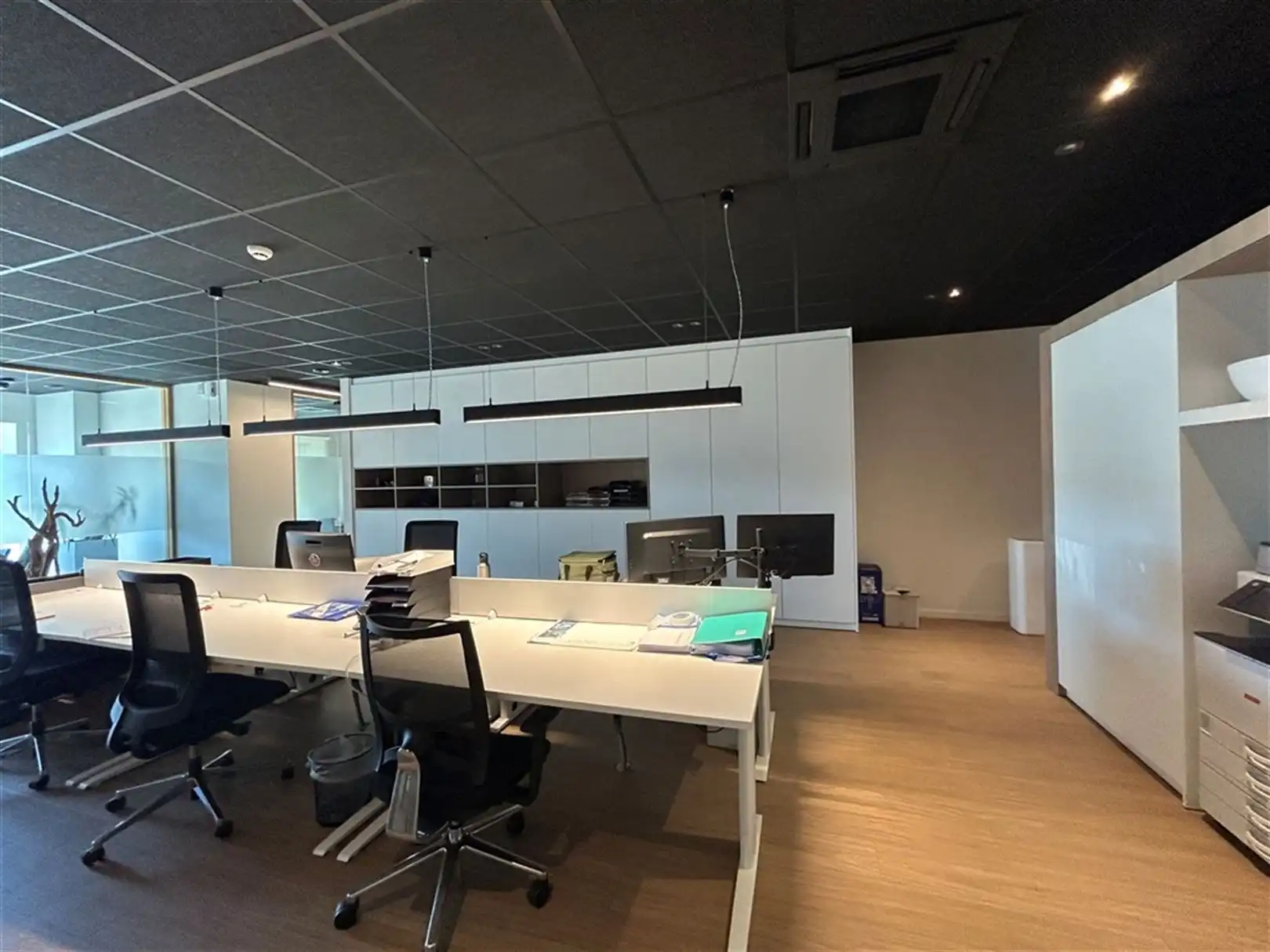 Hedendaags kantoorgebouw met magazijn foto 3