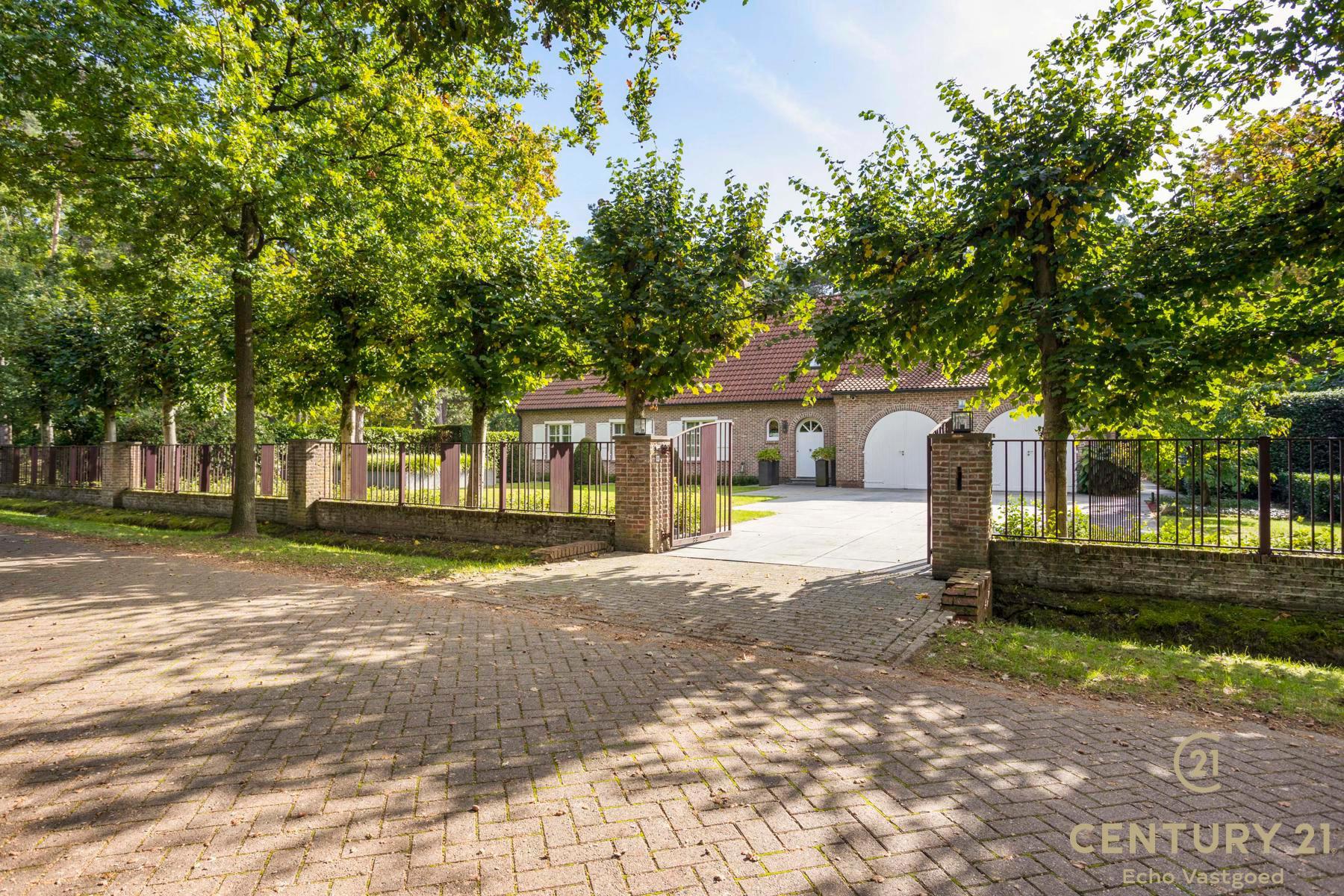 Gelijkvloerse villa met véél mogelijkheden op ca 2630m² foto 35