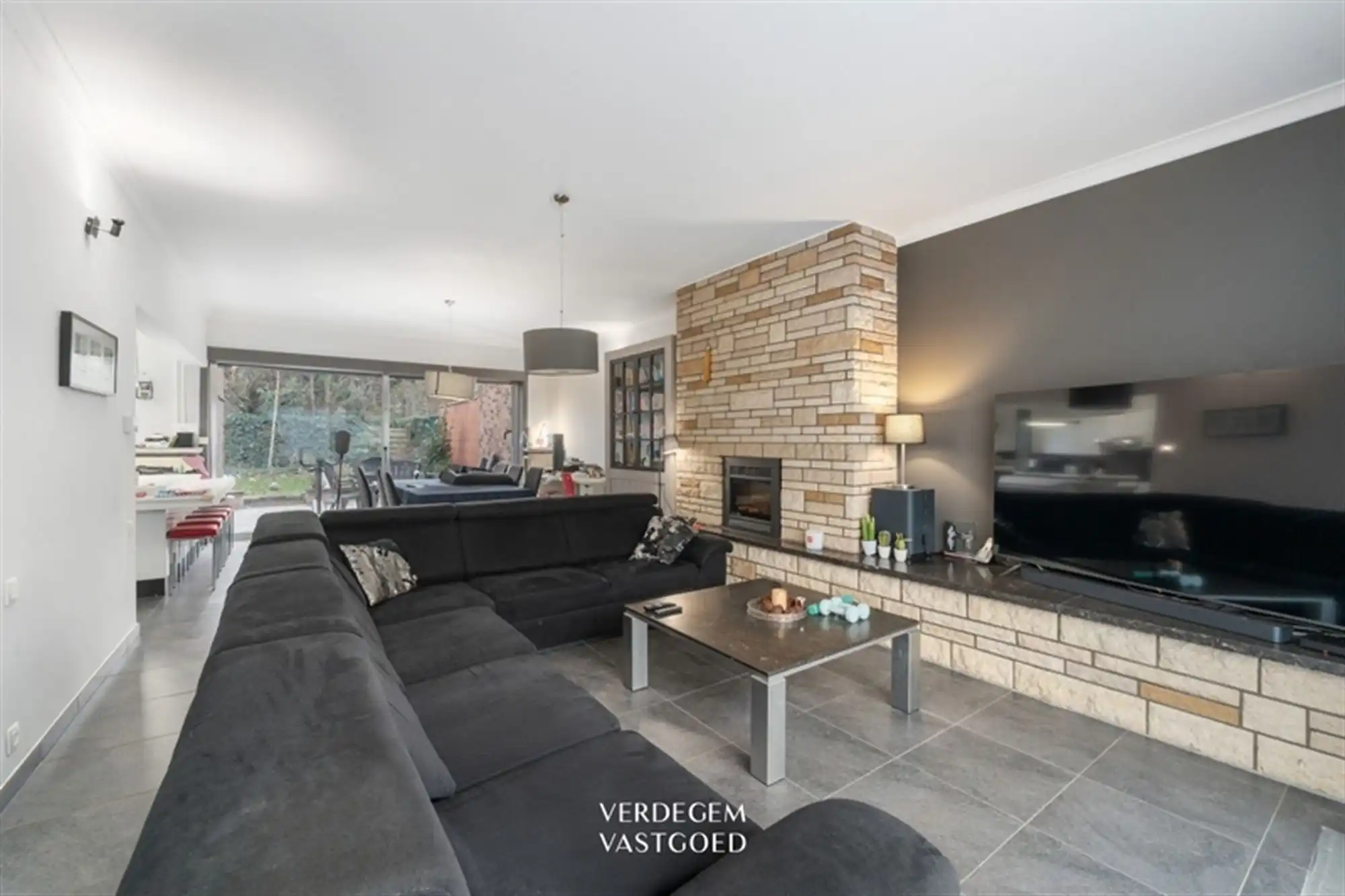 Ruime woning met 5 slaapkamers, zuidwestgerichte tuin en inpandige garage met oprit in een rustige straat foto 4