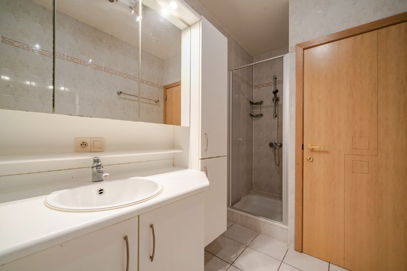 Roeselare-centrum. Lichtrijk 2-slaapkamerappartement in hartje Roeselare met vooraan en achteraan prachtige terrassen. Overal dichtbij en op 4 hoog gelegen ! foto 8