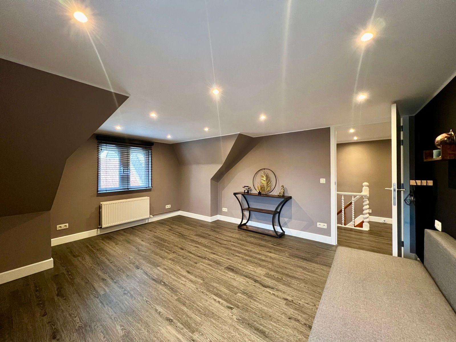 Zéér ruime gerenoveerde woning met 5 grote slaapkamers. foto 22