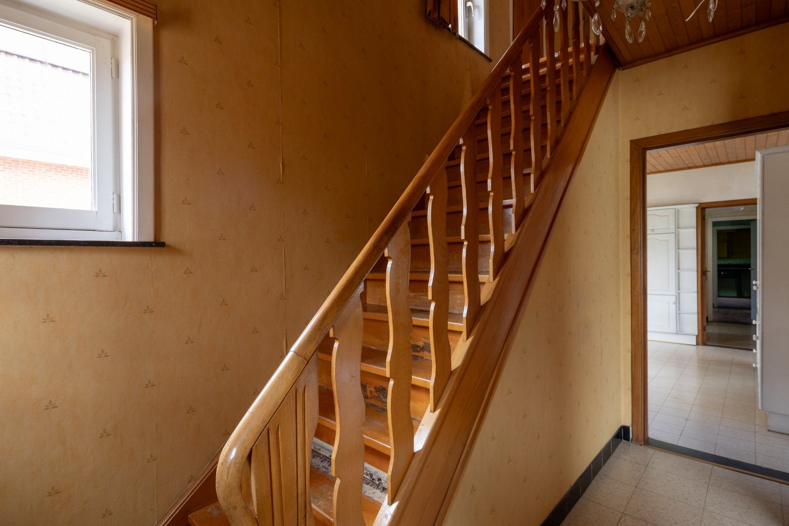 Deze ruime, te renoveren woning wordt verkocht. foto 3