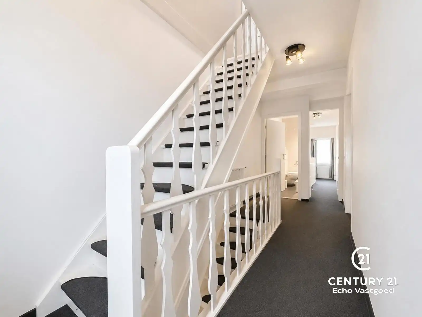Centraal gelegen, gerenoveerde en instapklare woning foto 15